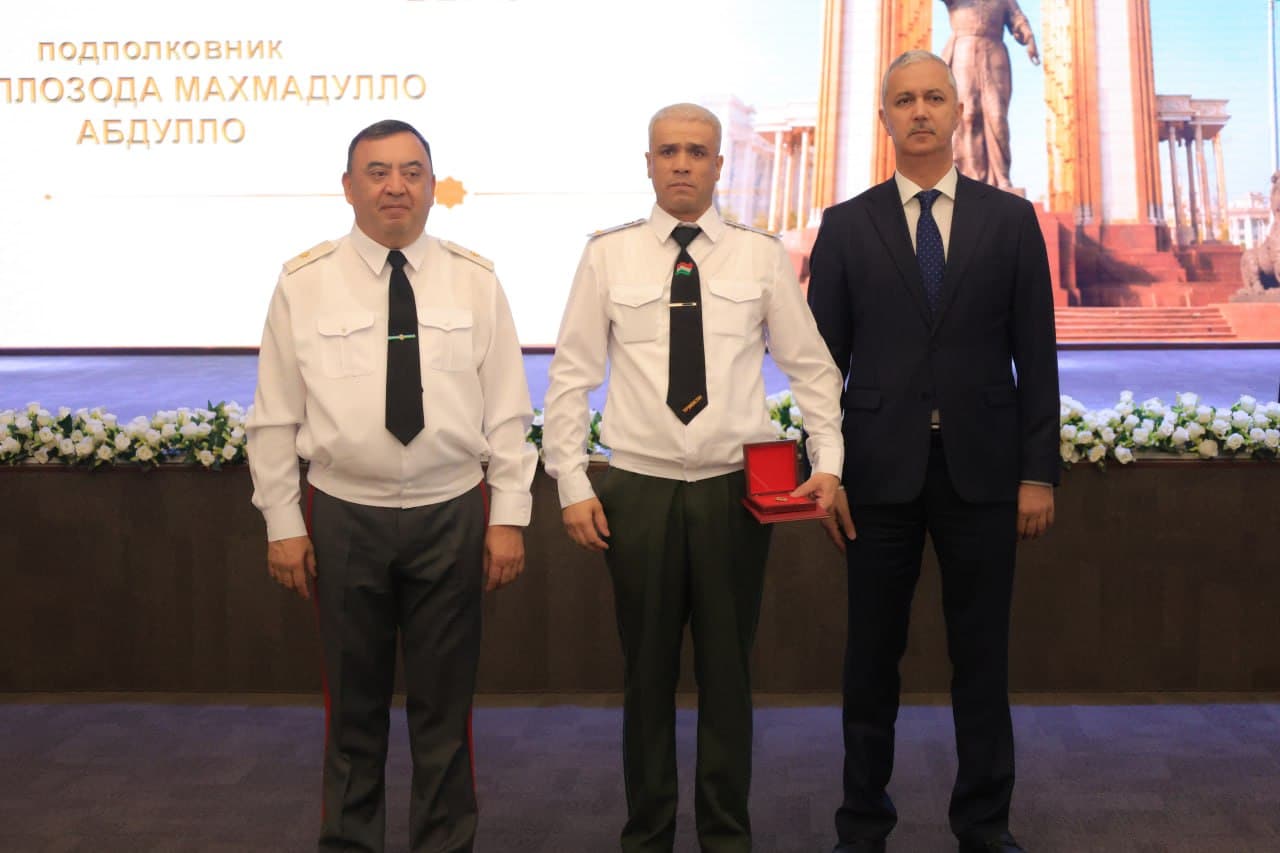 Bir guruh ofitserlarga magistrlik diplomi tantanali topshirildi