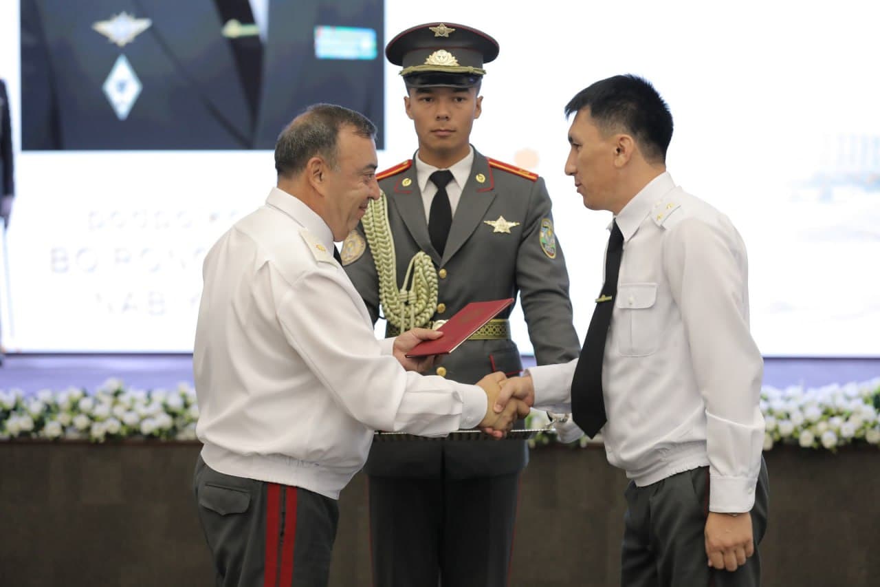 Bir guruh ofitserlarga magistrlik diplomi tantanali topshirildi
