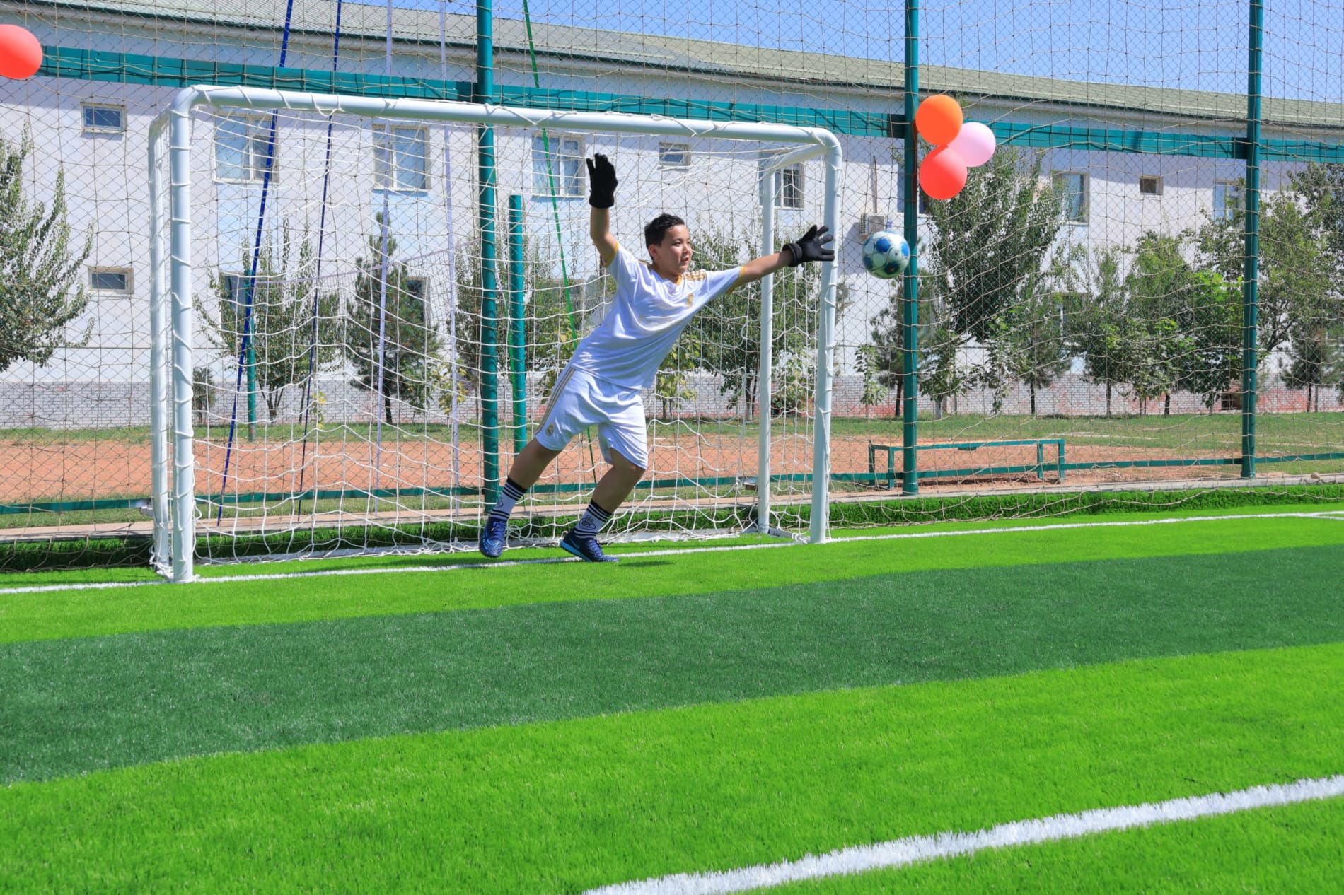 Xayraobod garnizonida zamonaviy futbol maydoni foydalanishga topshirildi