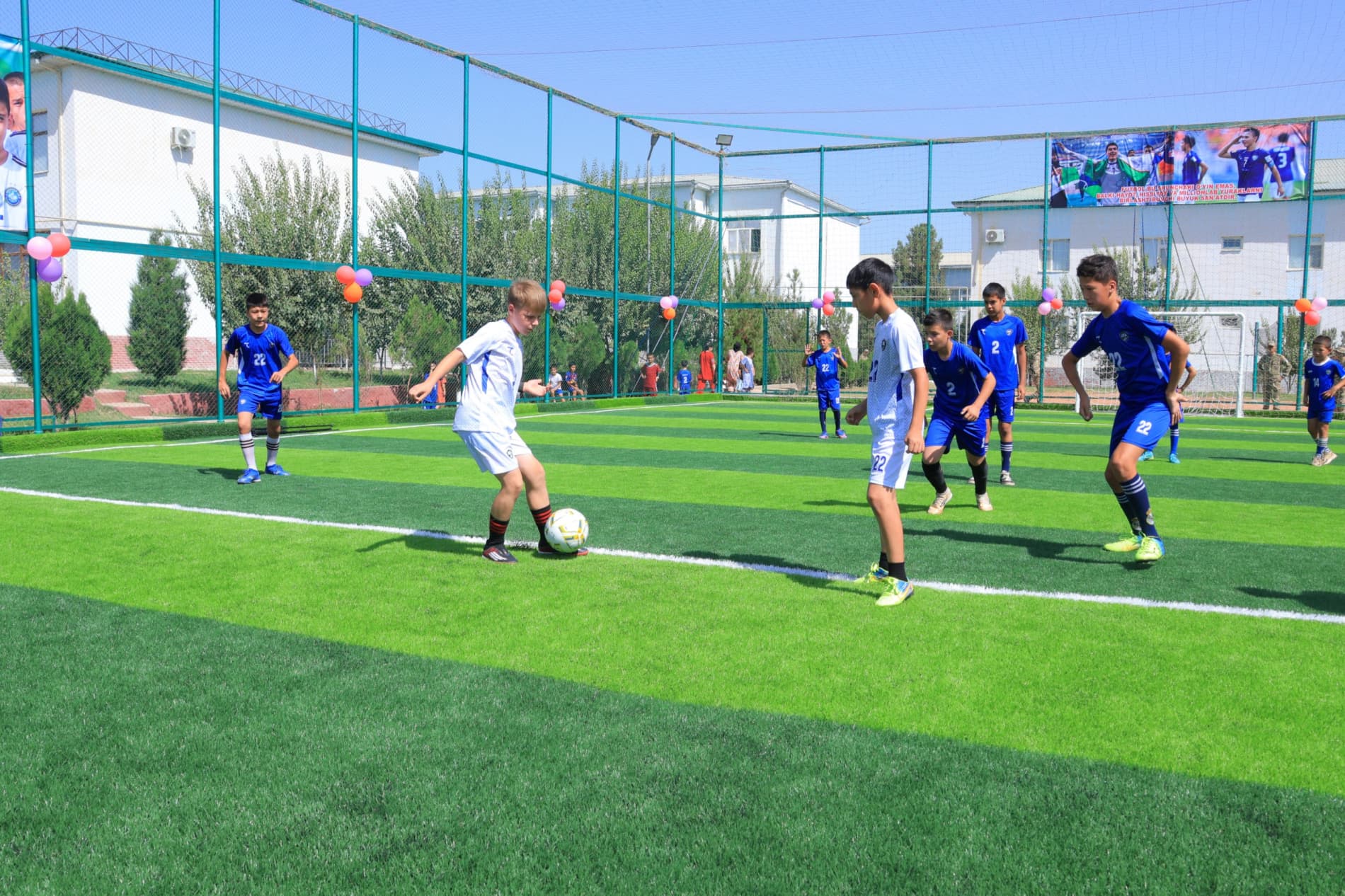 Xayraobod garnizonida zamonaviy futbol maydoni foydalanishga topshirildi