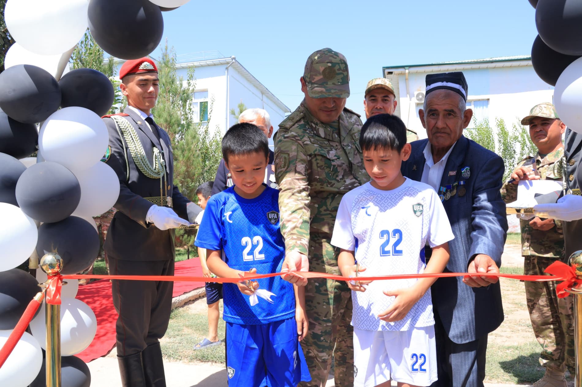 Xayraobod garnizonida zamonaviy futbol maydoni foydalanishga topshirildi