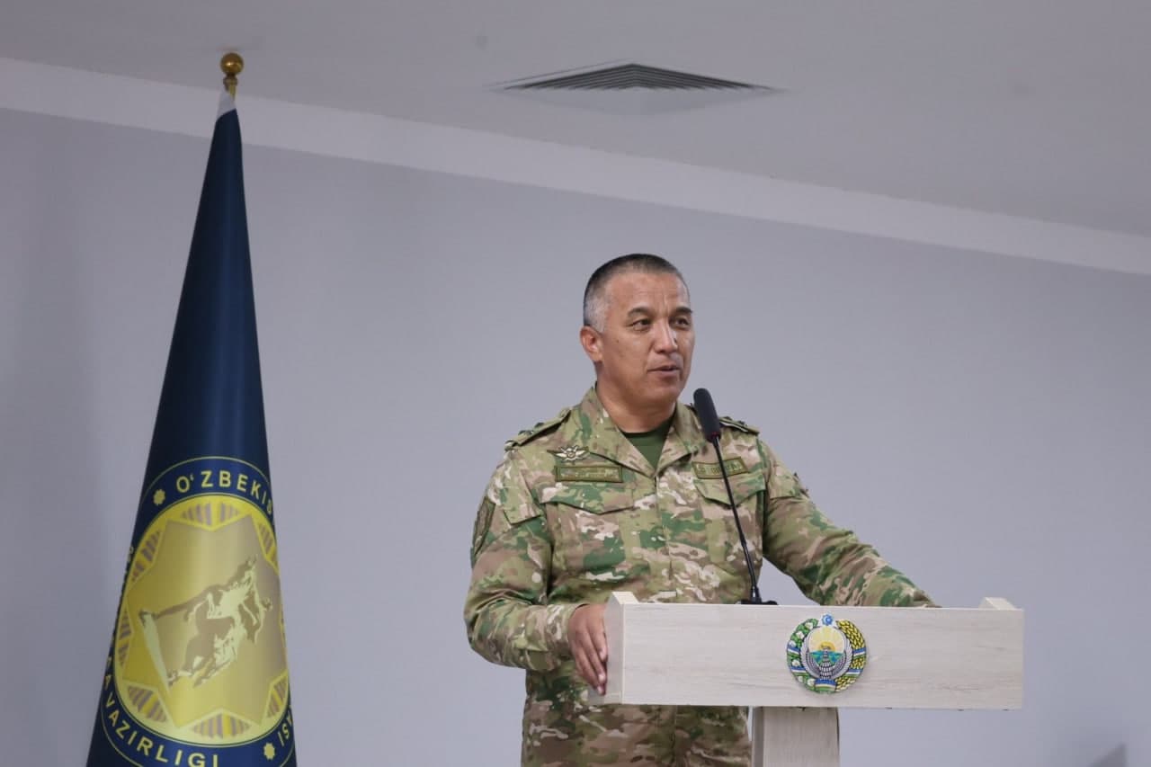 The commander meets with young people