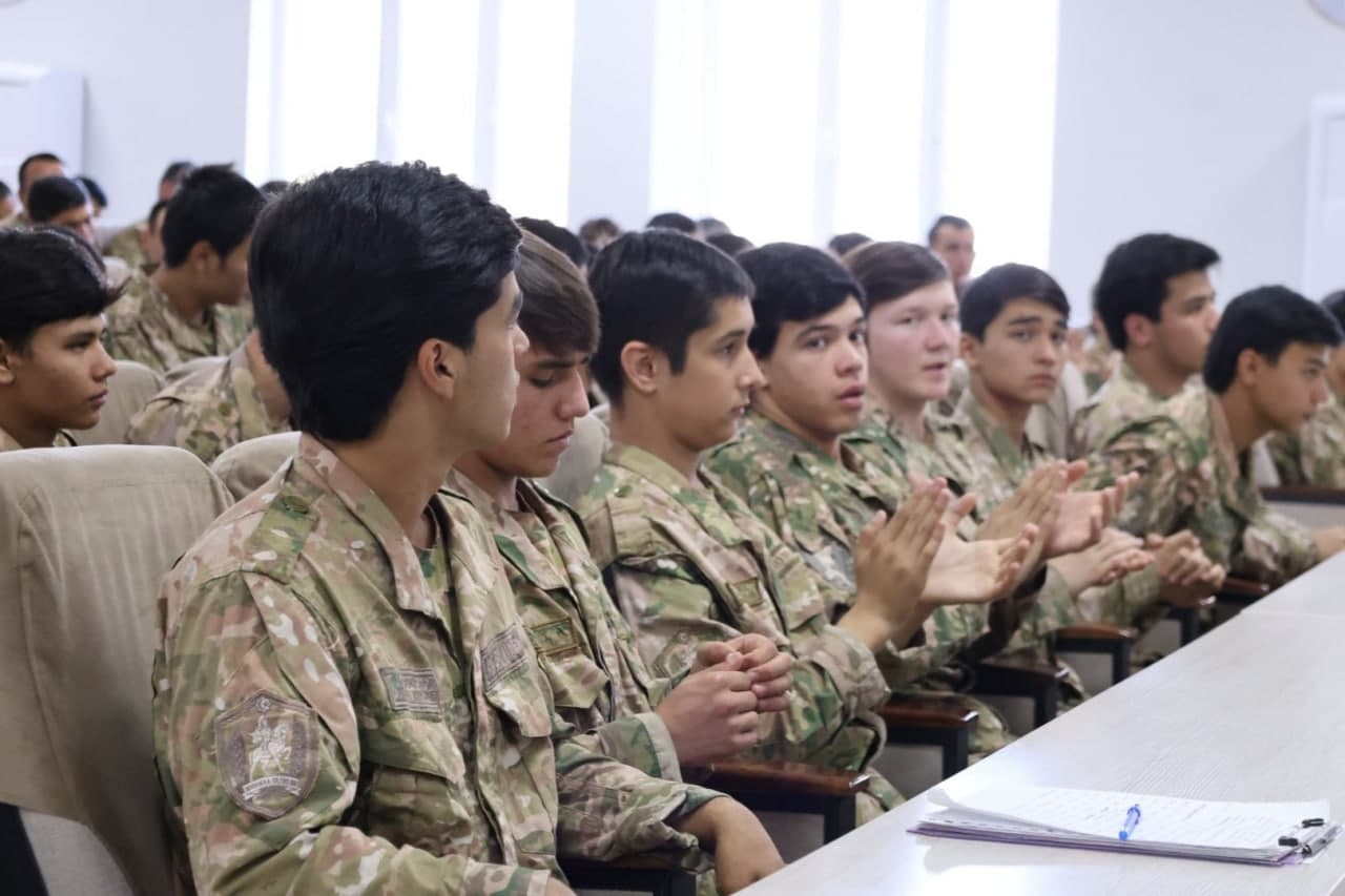 The commander meets with young people