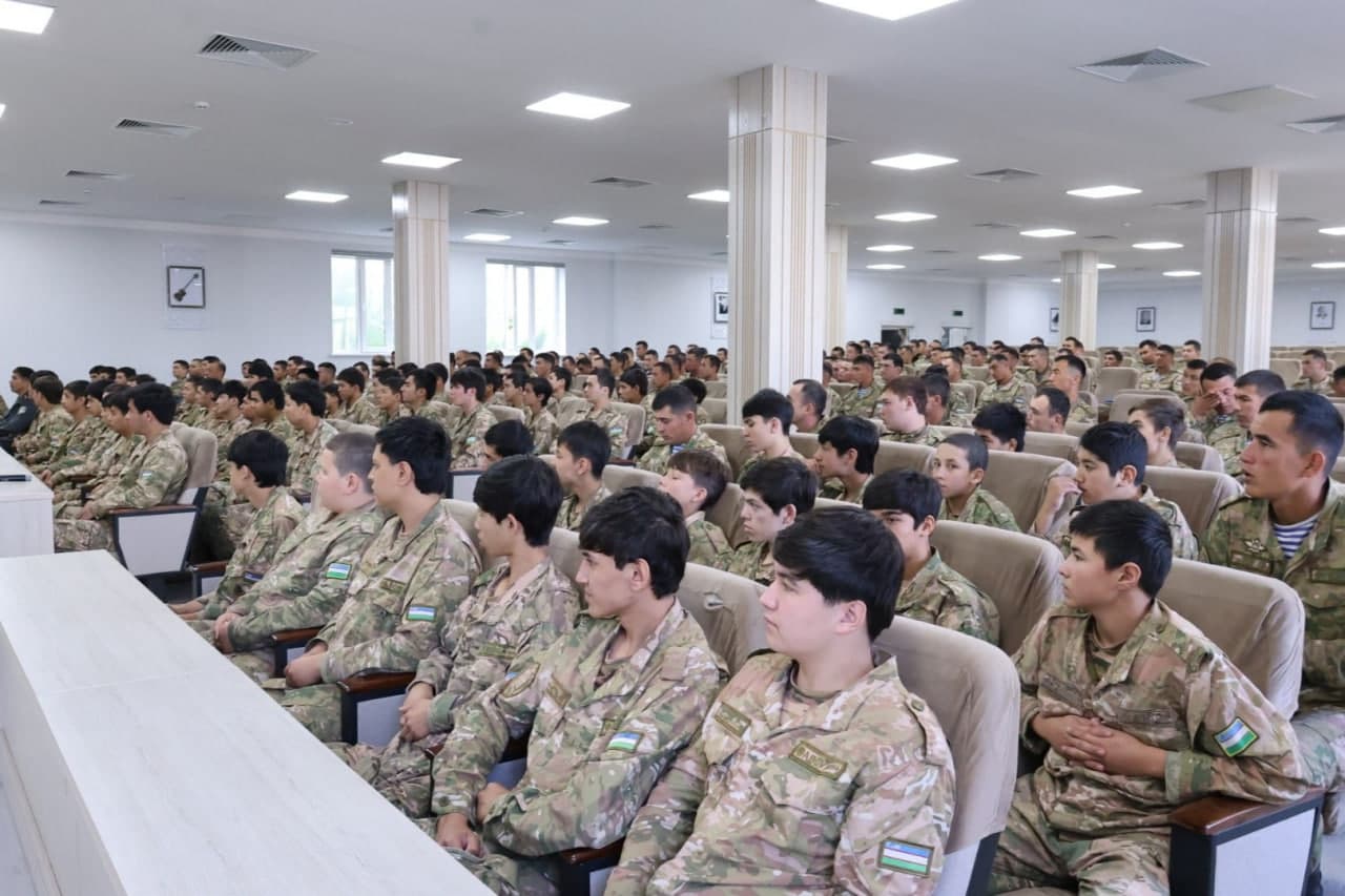 The commander meets with young people
