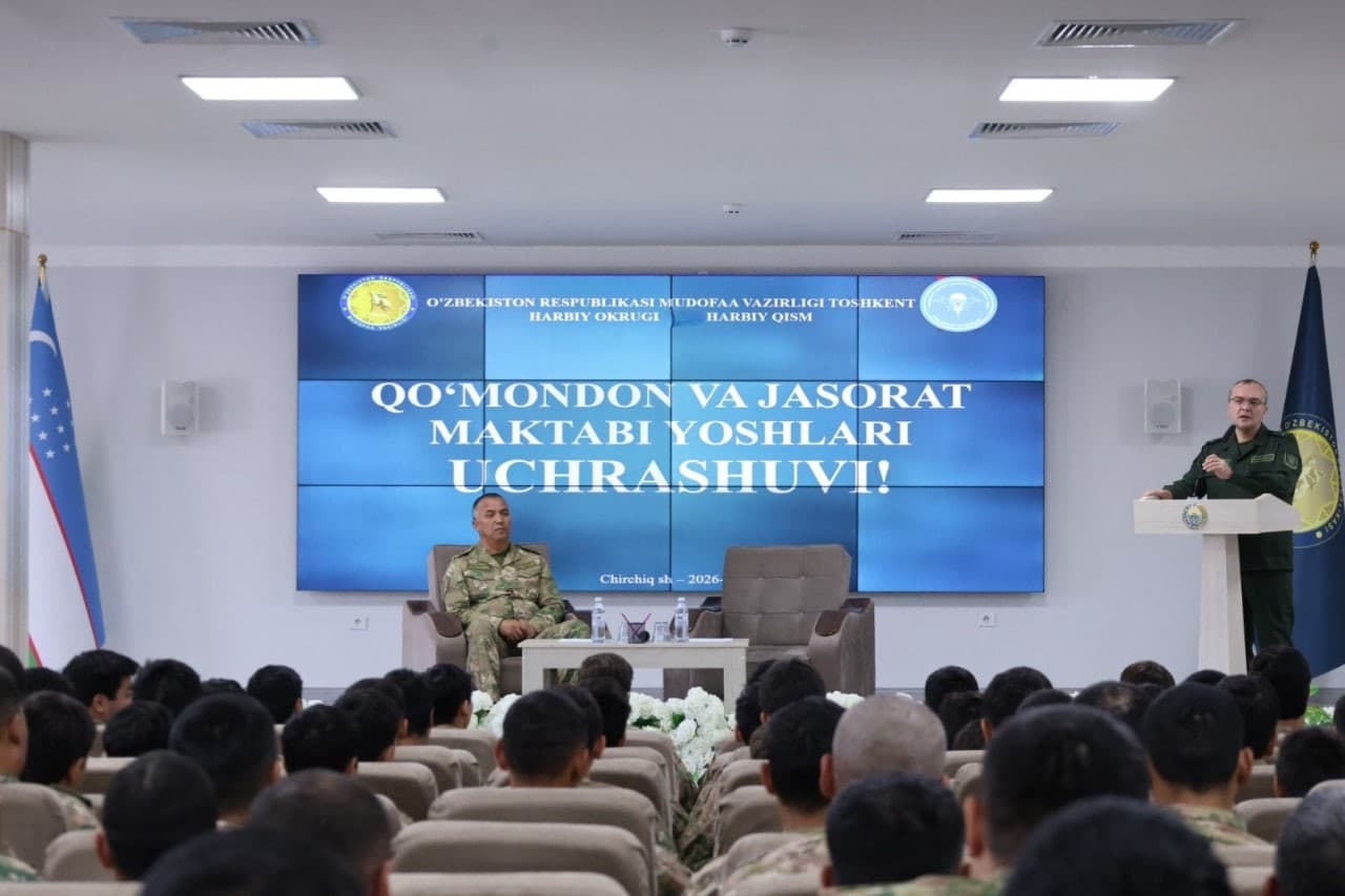 The commander meets with young people