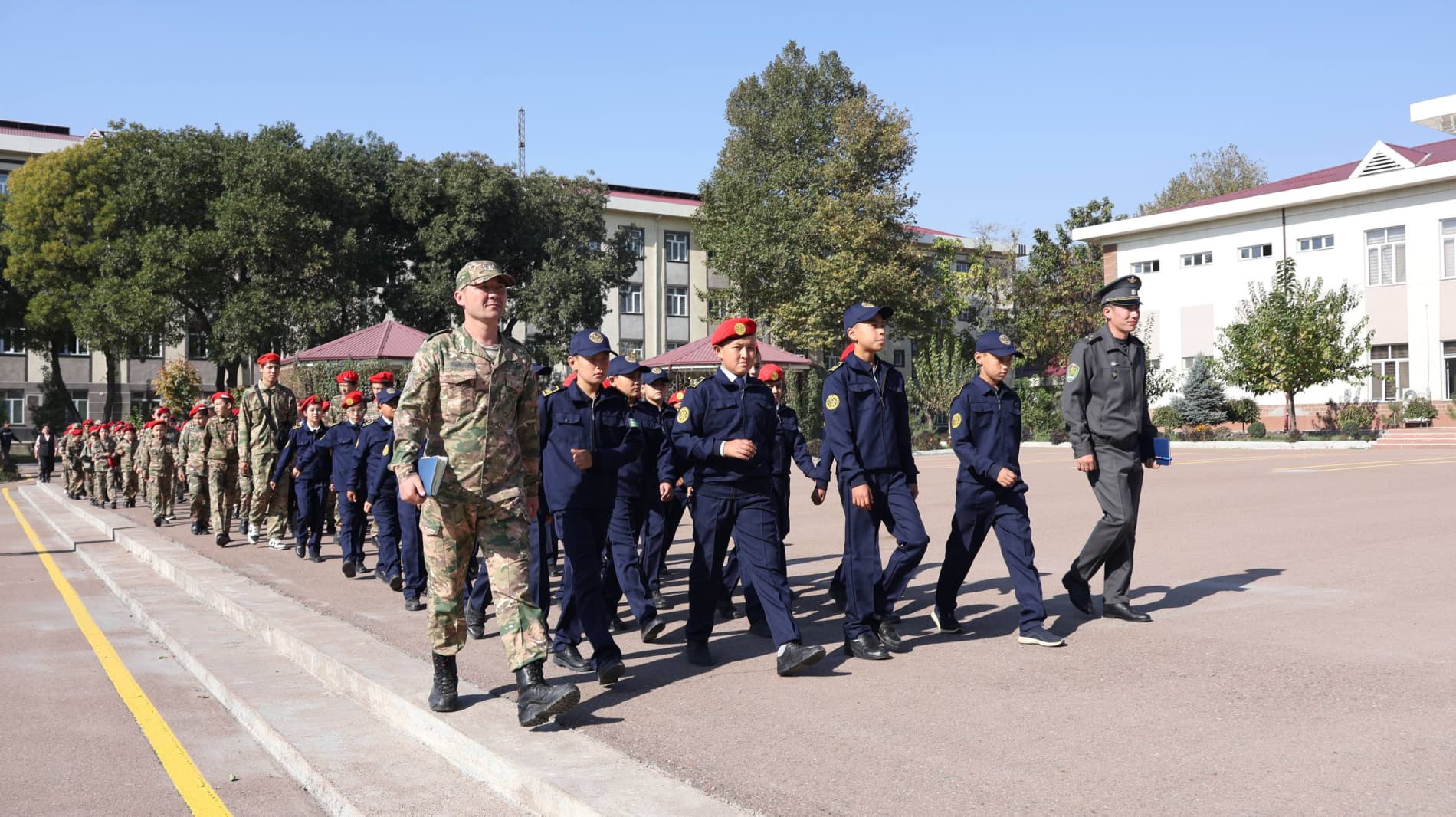 “Jasorat maktabi” o‘quvchilari harbiy qism faoliyati bilan tanishdi