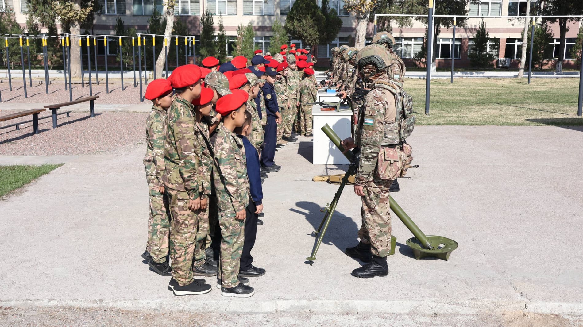 “Jasorat maktabi” o‘quvchilari harbiy qism faoliyati bilan tanishdi