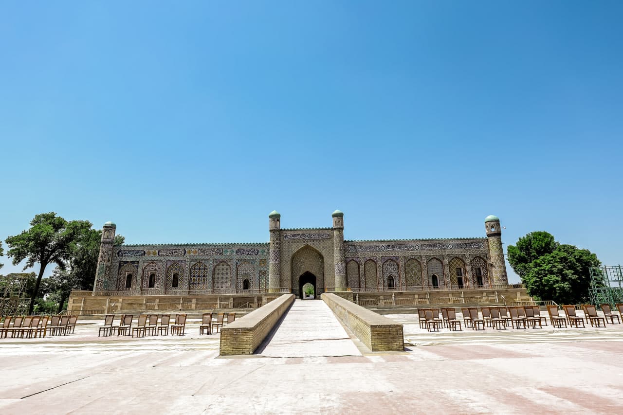 Огромный дворец в центре древнего города Коканда