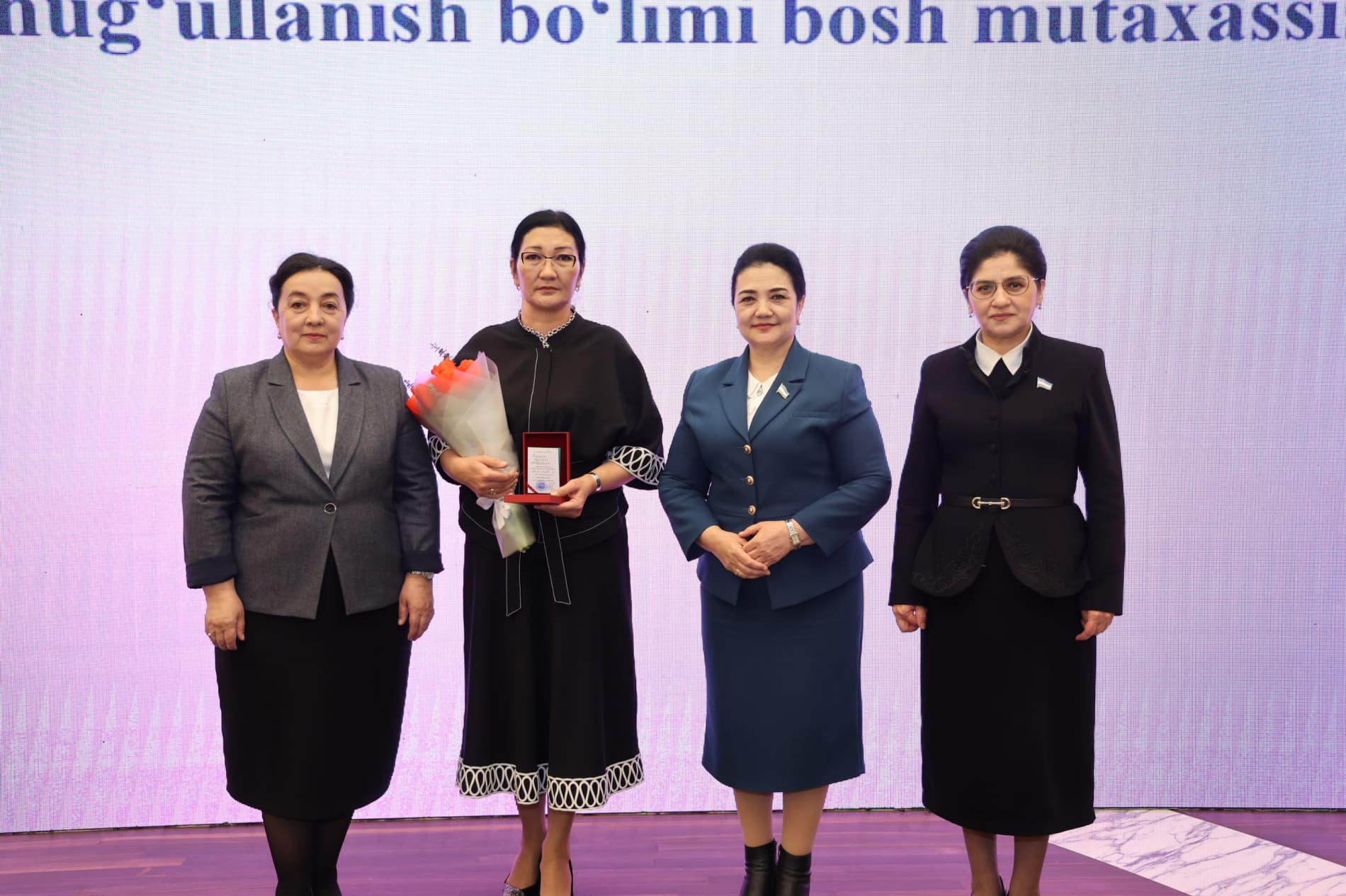 Қорақалпоғистон Республикаси тарихи ва маданияти давлат музейи директори “Мўътабар аёл” кўкрак нишони билан тақдирланди