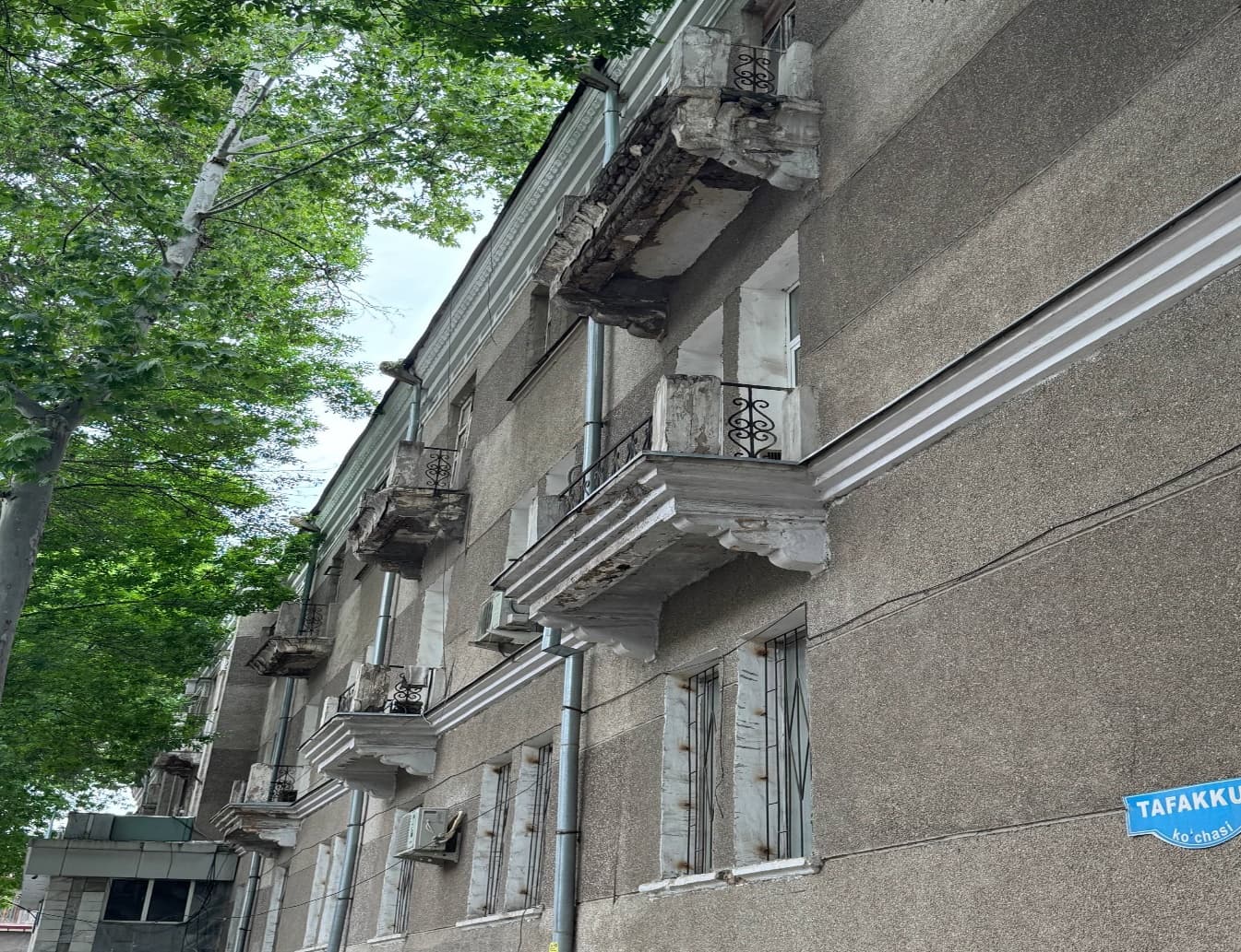 Организации, в чьём ведомстве состоят объекты в Яккасарайском и Чиланзарском районах столицы, официально предупреждены за ненадлежащее состояние фасадов