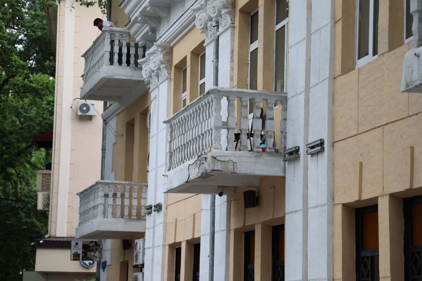 Организации, в чьём ведомстве состоят объекты в Яккасарайском и Чиланзарском районах столицы, официально предупреждены за ненадлежащее состояние фасадов