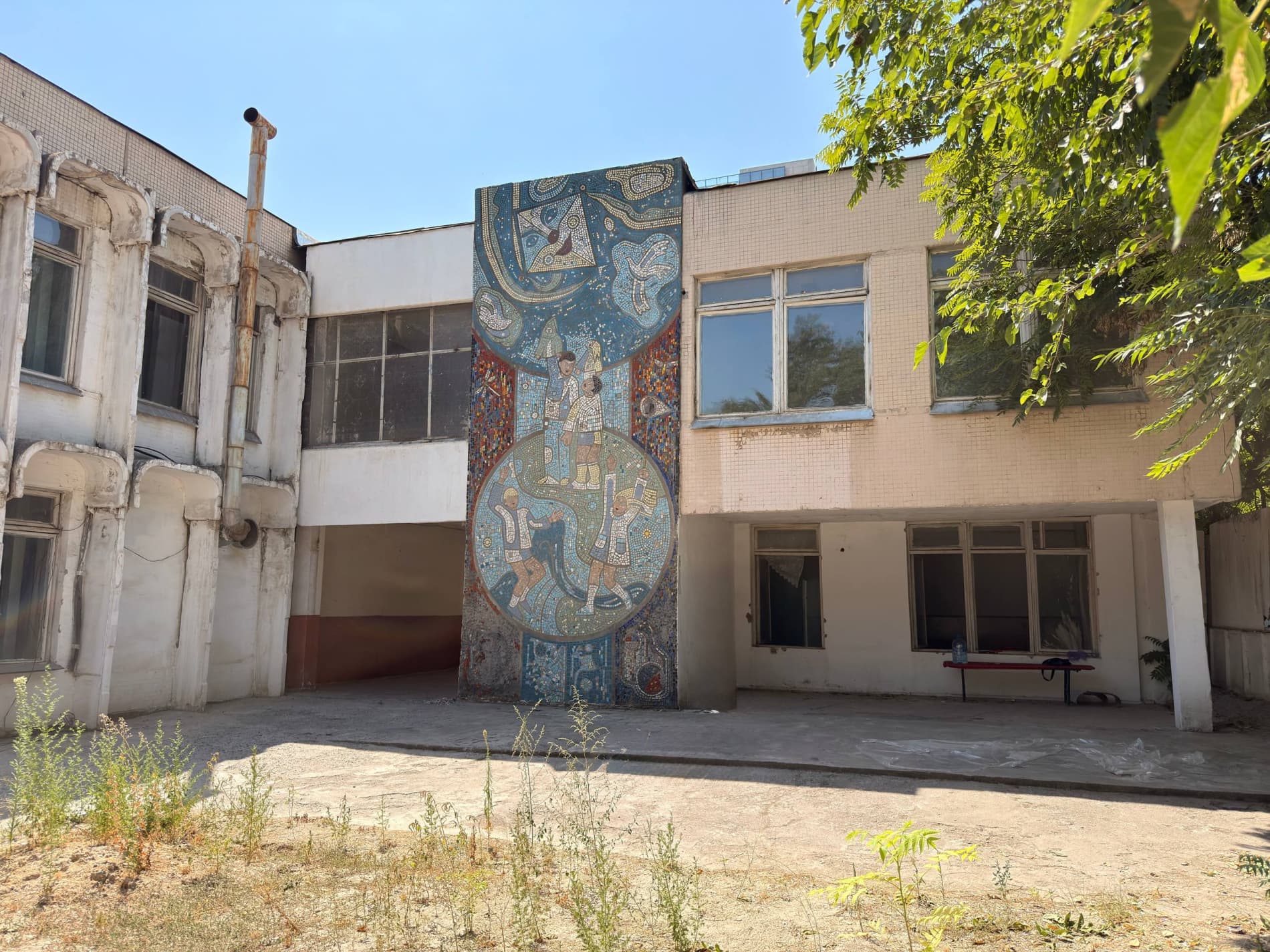 Редкие мозаики в Юнусабаде перемещают в безопасное место