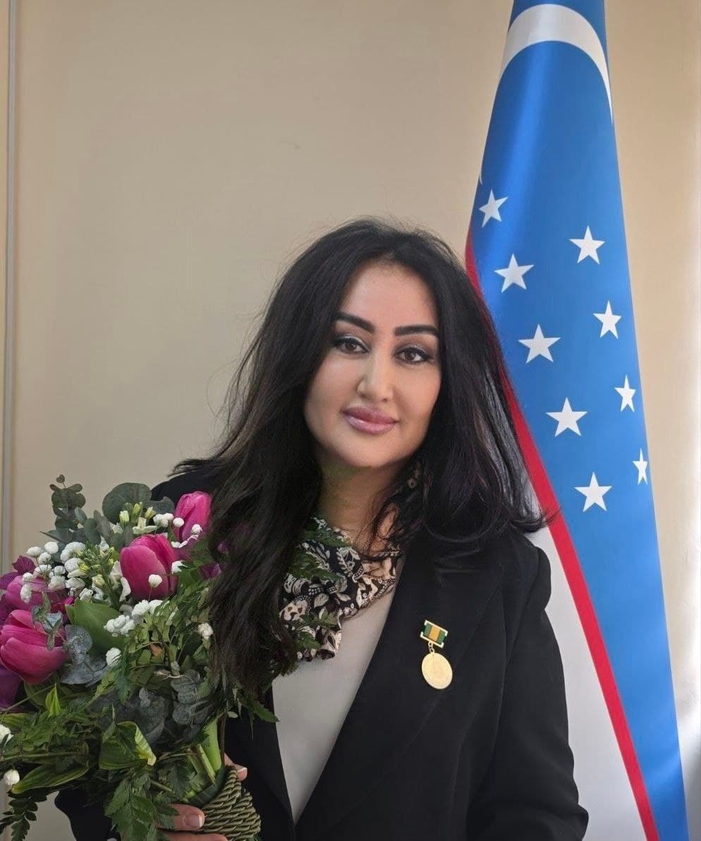 O‘zbekiston Respublikasi Prezidentining 2018-yildagi tegishli Farmoniga muvofiq ta’sis etilgan “Mo‘tabar ayol” ko‘krak nishoni bilan mamlakatimiz taraqqiyotiga munosib hissa qo‘shib kelayotgan fidoyi ayollar taqdirlanmoqda.