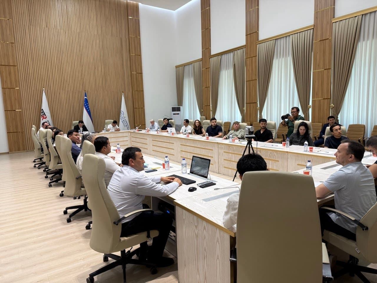 Texnik jihatdan tartibga solish agentligi huzurida tashkil etilgan “Texnik jihatdan tartibga solish sohasida tadbirkorlarni qo‘llab-quvvatlash klubi” doirasida Bojxona qo‘mitasi va Bojxona brokerlari uyushmasi bilan hamkorlikda ochiq muloqot o‘tkazildi.