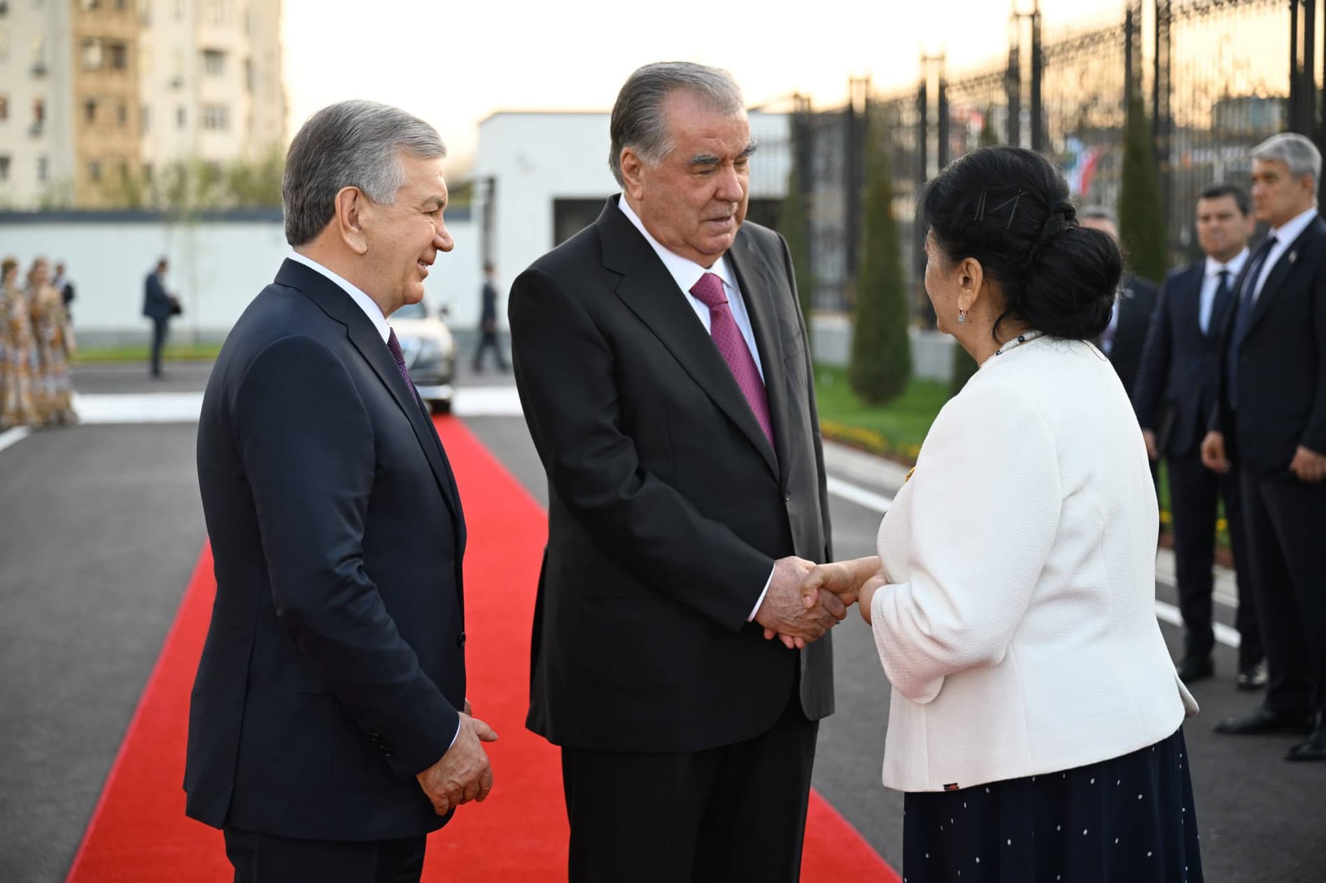 Президенты открыли новое здание посольства Таджикистана в Узбекистане