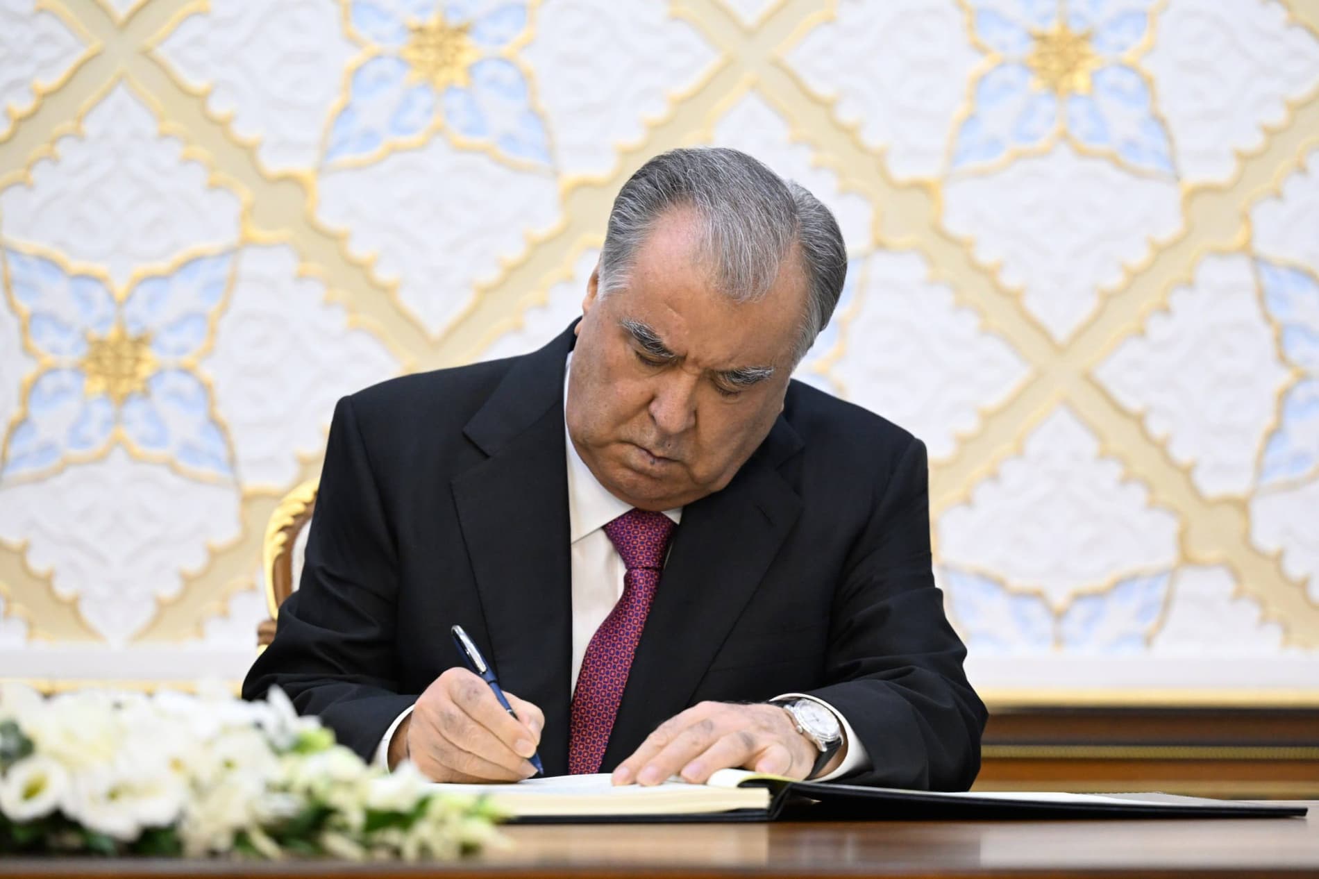 Президенты открыли новое здание посольства Таджикистана в Узбекистане