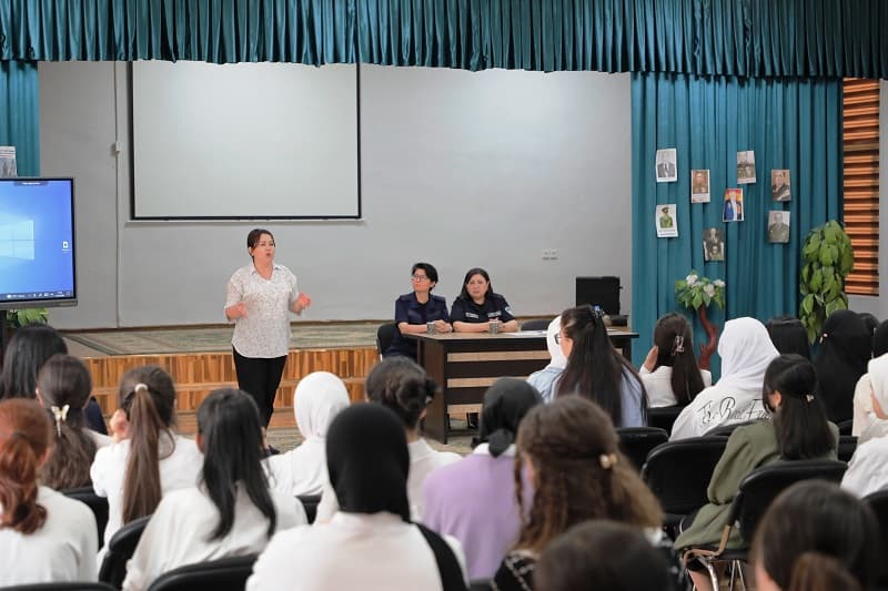 O‘quvchi qizlar bilan davra suhbati bo‘lib o‘tdi