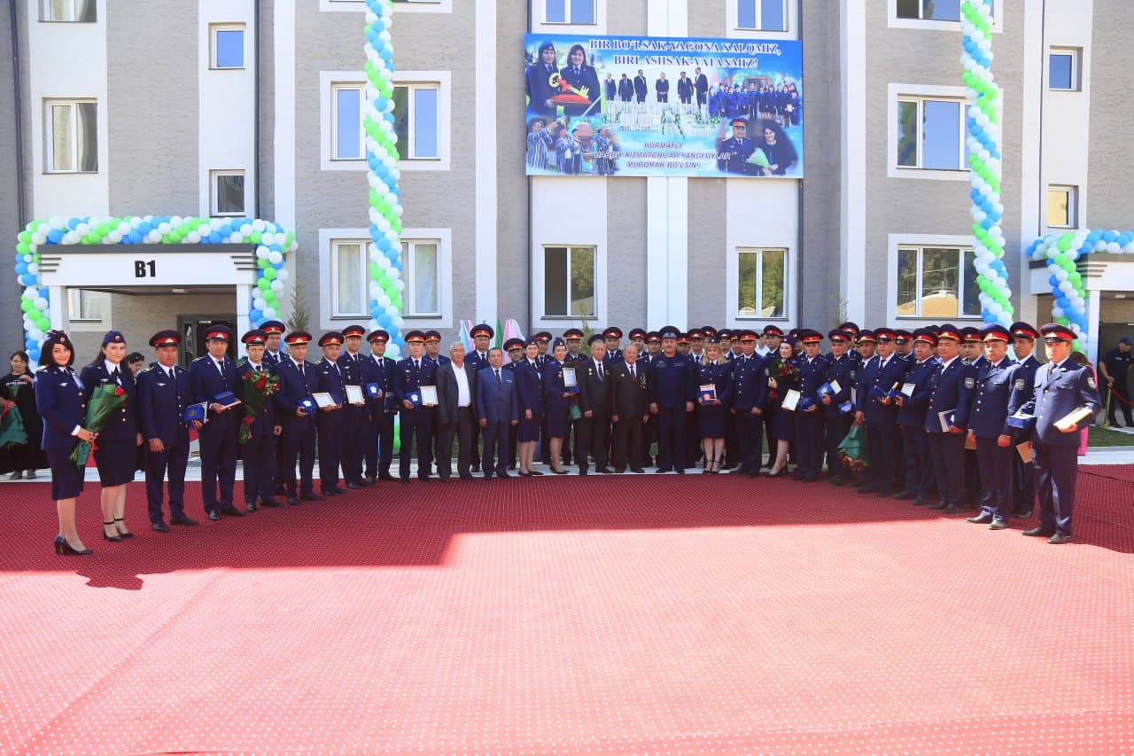 Favqulodda vaziyatlar vaziri general-mayor A.X.Qo‘ldoshev Chirchiq shahrida barpo etilgan yangi uylar kalitini o‘z egalariga topshirdi