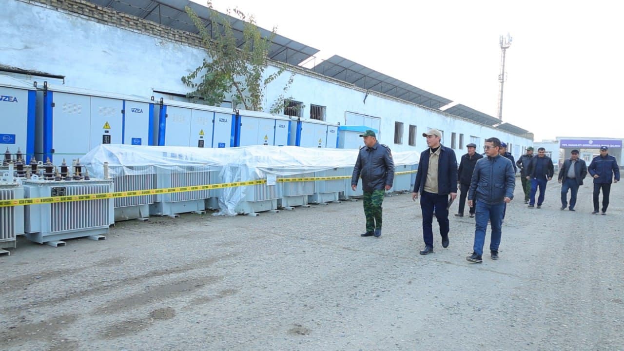 Sirdaryo viloyati FVB boshchiligidagi ishchi guruh tomonidan Guliston, Yangiyer shaharlari hamda Xovos tumanida energetika va kommunal soha tashkilotlarining kuz–qish mavsumiga tayyorgarligi o‘rganildi.