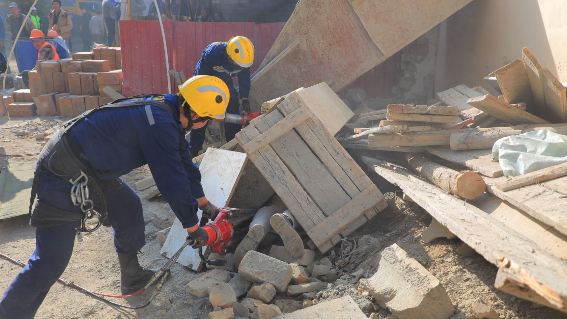 Samarqand viloyati FVB tomonidan Paxtachi tumani hududida qurilayotgan ko‘p qavatli binoda maxsus-taktik o‘quv mashqi o‘tkazildi