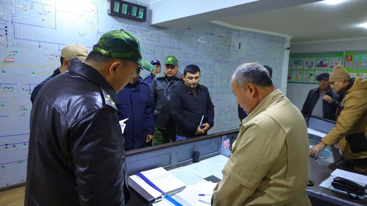 Sirdaryo viloyati FVB boshchiligidagi ishchi guruh tomonidan Guliston, Yangiyer shaharlari hamda Xovos tumanida energetika va kommunal soha tashkilotlarining kuz–qish mavsumiga tayyorgarligi o‘rganildi.