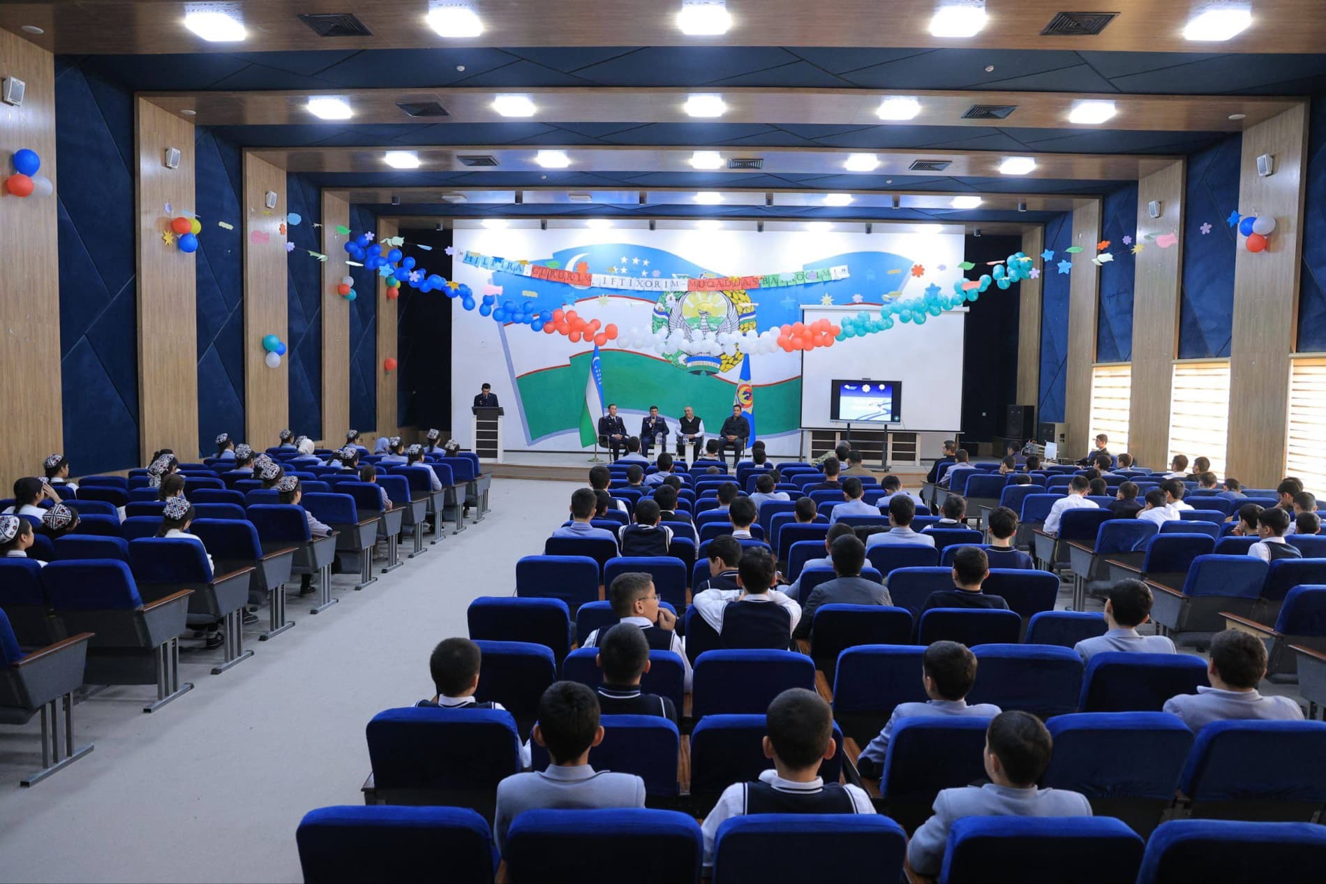 Qorako‘l tumanida "Rahbar va yoshlar" uchrashuvi ma'naviy-ma'rifiy tadbiri o‘tkazildi