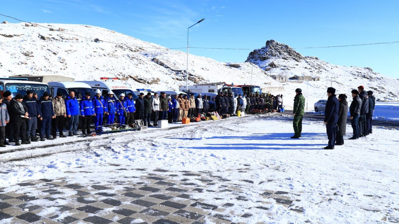 Navoiy viloyati FVB tomonidan hamkor xizmatlar bilan birgalikda "Langar" dovonida sodir boʻlishi mumkin boʻlgan favqulodda vaziyatlarning oqibatlarini bartaraf etishga qaratilgan maxsus-taktik oʻquv mashq o‘tkazildi