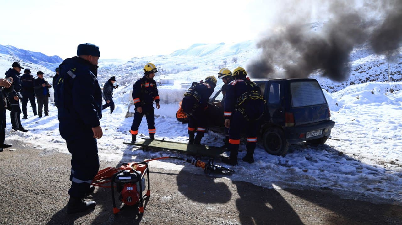 Navoiy viloyati FVB tomonidan hamkor xizmatlar bilan birgalikda "Langar" dovonida sodir boʻlishi mumkin boʻlgan favqulodda vaziyatlarning oqibatlarini bartaraf etishga qaratilgan maxsus-taktik oʻquv mashq o‘tkazildi