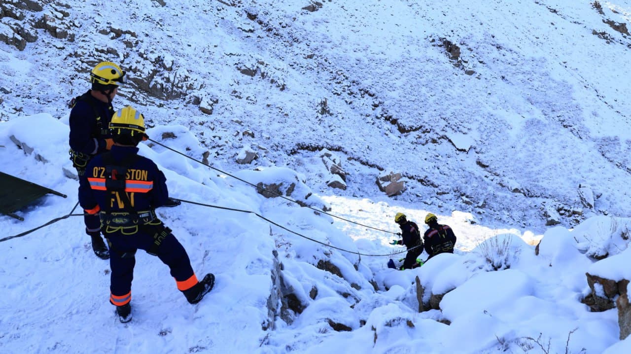 Navoiy viloyati FVB tomonidan hamkor xizmatlar bilan birgalikda "Langar" dovonida sodir boʻlishi mumkin boʻlgan favqulodda vaziyatlarning oqibatlarini bartaraf etishga qaratilgan maxsus-taktik oʻquv mashq o‘tkazildi