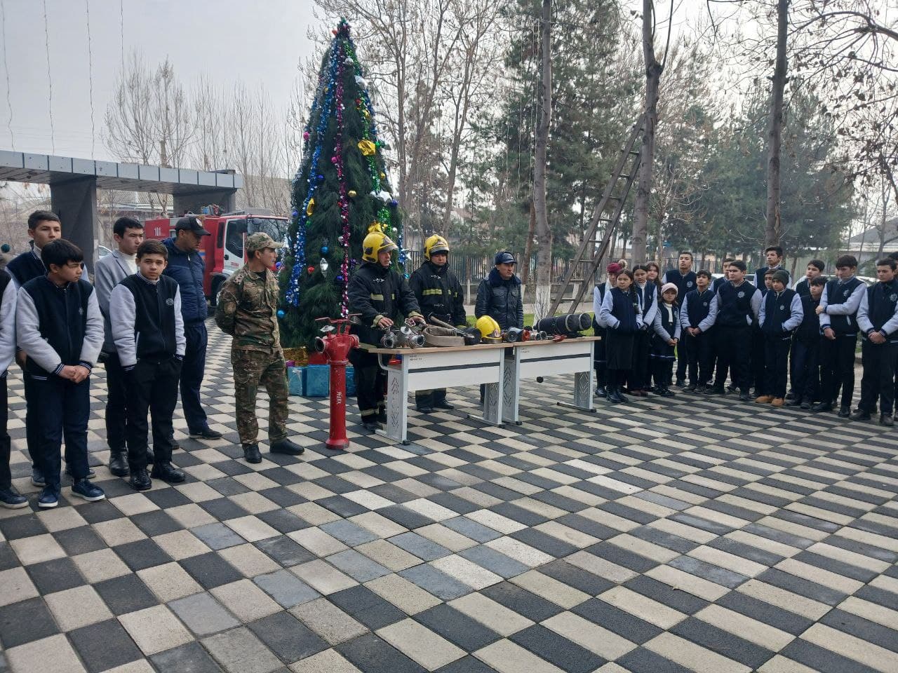 Andijon, Samarqand, Navoiy viloyatlari FVB hamda Maxsus muhandislik-qurilish boshqarmasi xodimlari tomonidan joylarda "Ochiq eshiklar kuni", "Vatanparvarlik soati", "Kelajak soati" ma'naviy-ma'rifiy tadbirlari o‘tkazildi