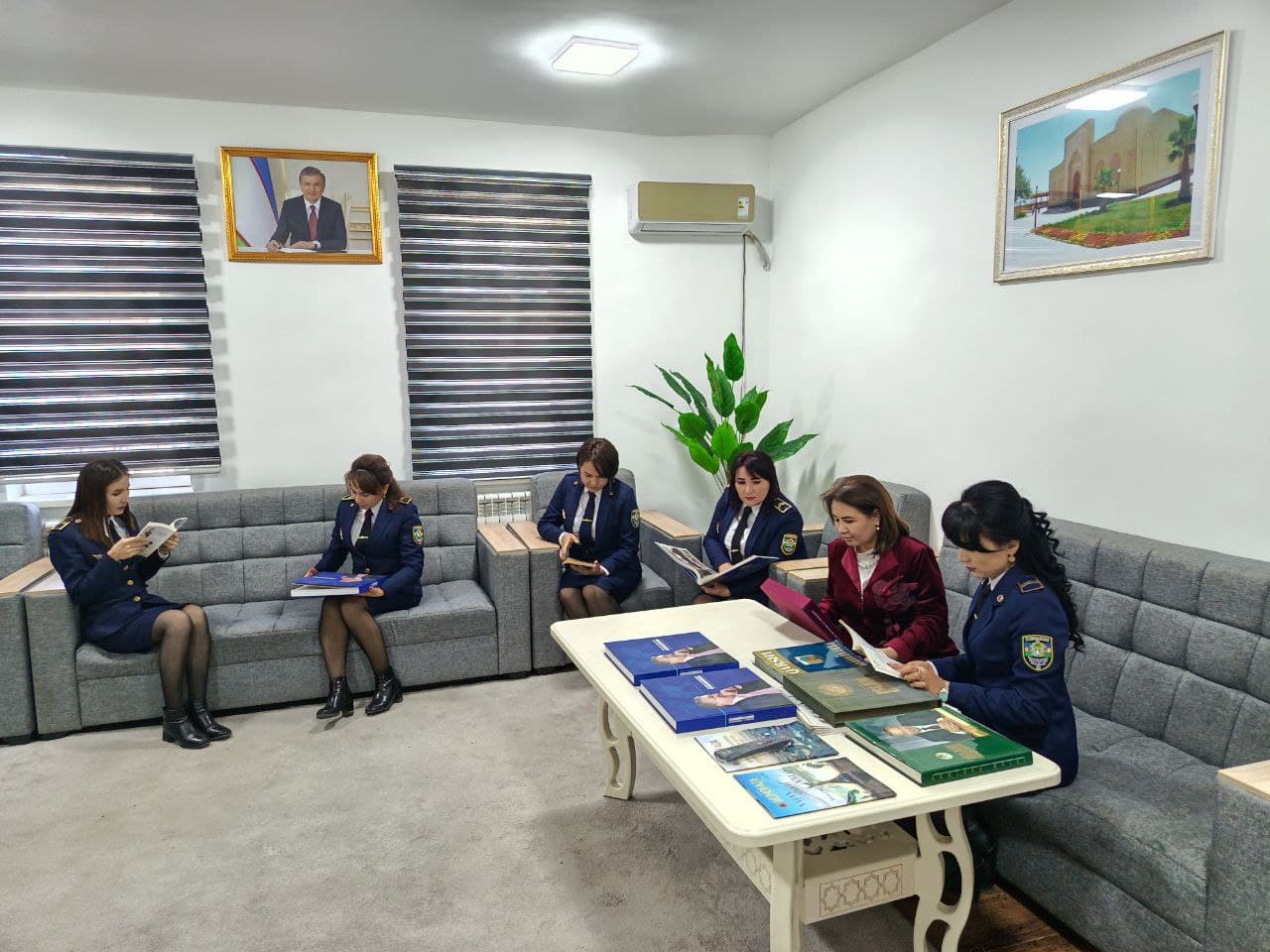 Favqulodda vaziyatlar vazirligining hududiy va tarkibiy tuzilmalarida "Kitob yarmarkasi', "Mutolaa soati", "Kitob taqdimoti" kabi ma'naviy-ma'rifiy tadbirlari o‘tkazilmoqda