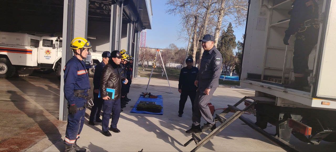 Министр по чрезвычайным ситуациям герерал-майор А.Икрамов посетил несколько пожарно-спасательных частей в Ташкентской области