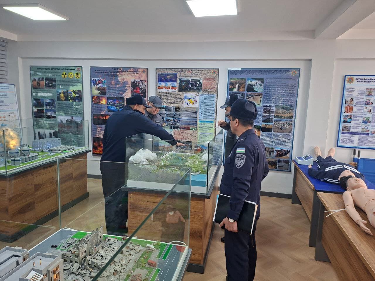 Министр по чрезвычайным ситуациям герерал-майор А.Икрамов посетил несколько пожарно-спасательных частей в Ташкентской области