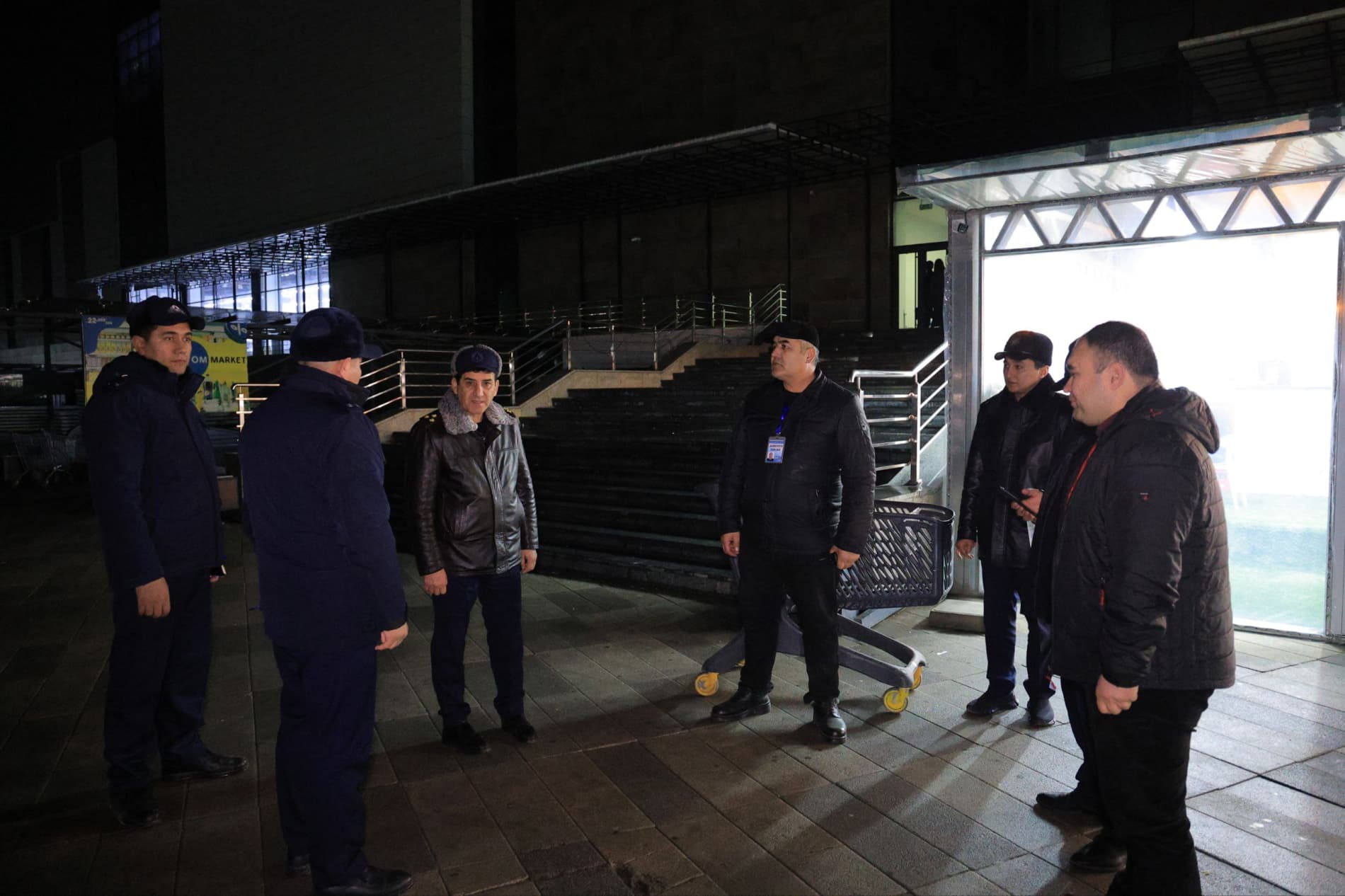 Buxoro viloyati FVB tomonidan hududda joylashgan savdo majmualarida tungi profilaktik ko‘riklar o‘tkazilmoqda