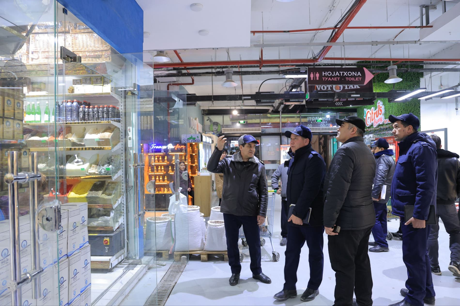 Buxoro viloyati FVB tomonidan hududda joylashgan savdo majmualarida tungi profilaktik ko‘riklar o‘tkazilmoqda