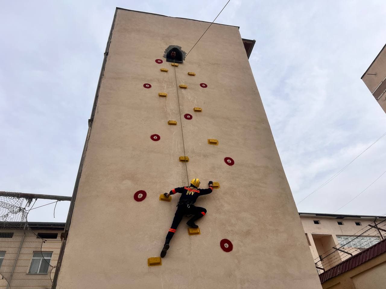 Sirdaryo viloyati FVB qutqaruvchilari bilan kasbiy tayyorgarligi va jangovar shayligini oshirish maqsadida amaliy mashgʻulotlar oʻtkazildi