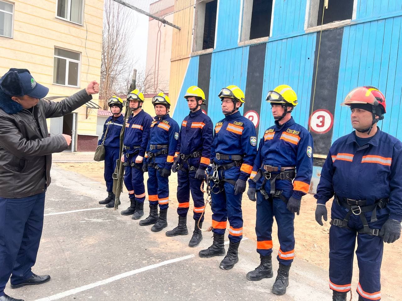 Sirdaryo viloyati FVB qutqaruvchilari bilan kasbiy tayyorgarligi va jangovar shayligini oshirish maqsadida amaliy mashgʻulotlar oʻtkazildi