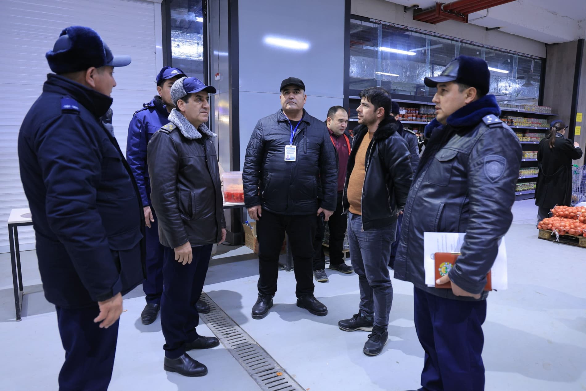 Buxoro viloyati FVB tomonidan hududda joylashgan savdo majmualarida tungi profilaktik ko‘riklar o‘tkazilmoqda