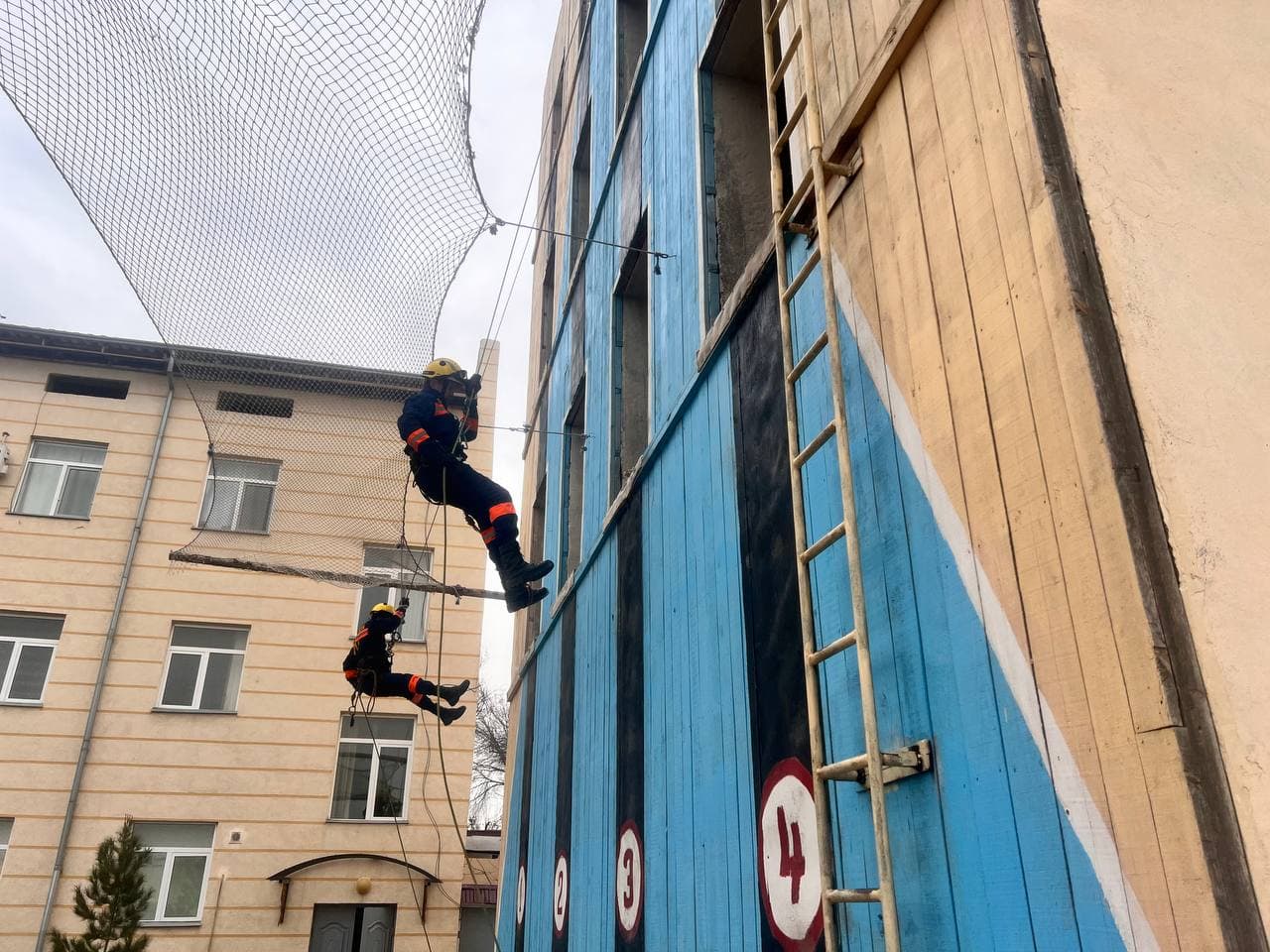 Sirdaryo viloyati FVB qutqaruvchilari bilan kasbiy tayyorgarligi va jangovar shayligini oshirish maqsadida amaliy mashgʻulotlar oʻtkazildi