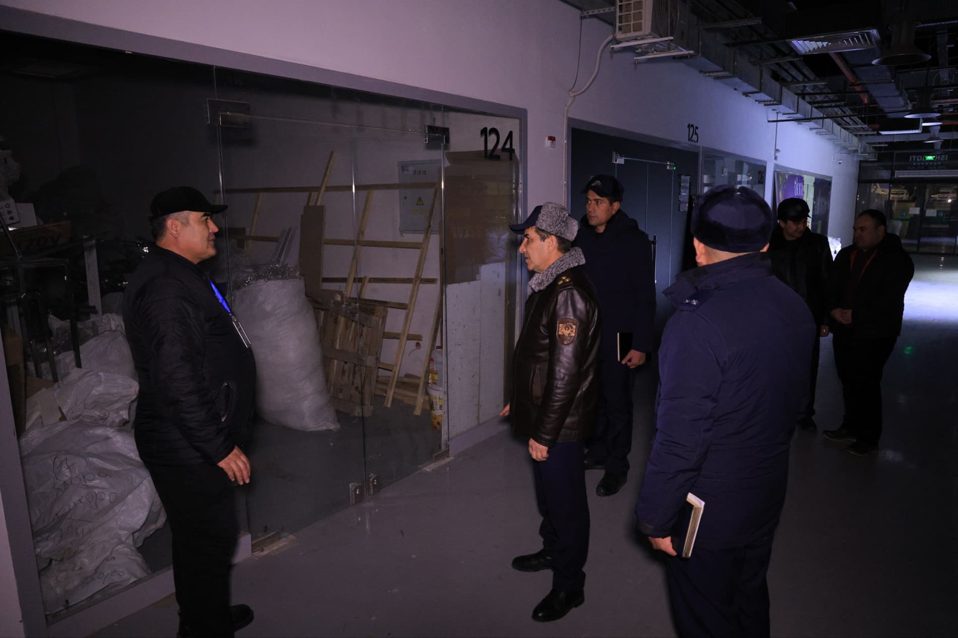 Buxoro viloyati FVB tomonidan hududda joylashgan savdo majmualarida tungi profilaktik ko‘riklar o‘tkazilmoqda