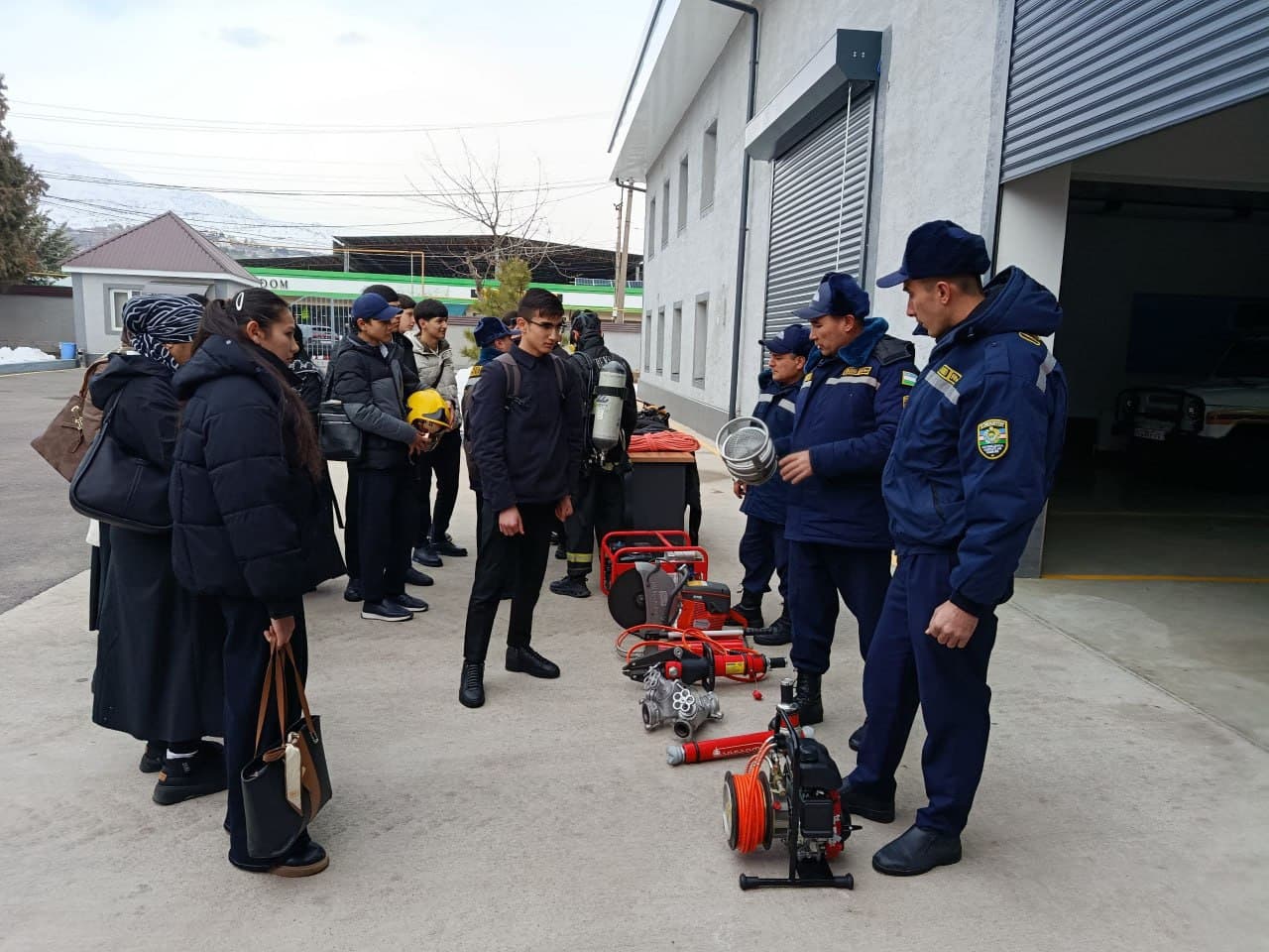 Joylarda o‘quvchi yoshlar ishtirokida "Ochiq eshiklar kuni", "Kelajak soati", "Qutqaruvchi va yoshlar" ma'naviy-ma'rifiy tadbirlari tashkil etildi