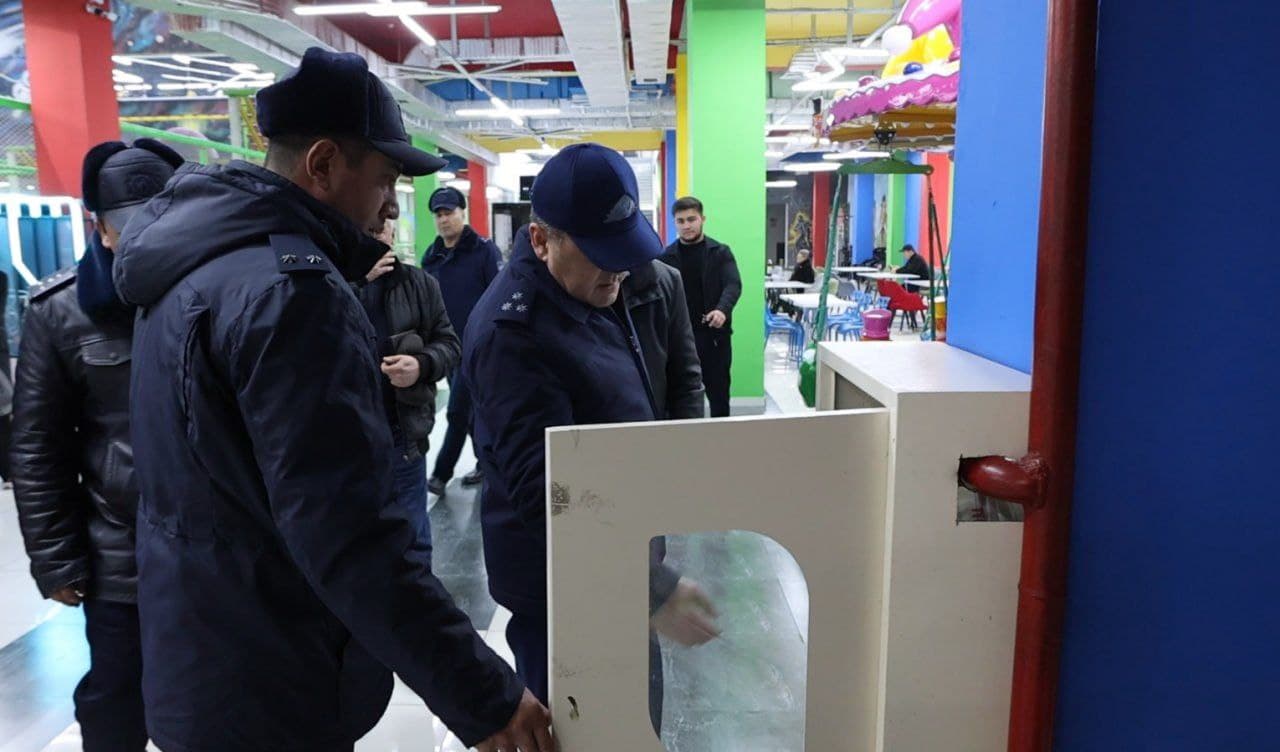 Favqulodda vaziyatlar vazirligi ishchi guruhi rahbarligida Guliston shahrida joylashgan savdo ko‘ngilochar maskanlarning yong‘in xavfsizligi holati bo‘yicha o‘rganish ishlari olib borildi