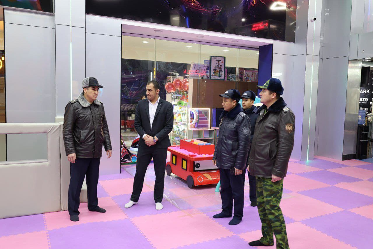 Навоий вилояти ФВБ бошлиғи раҳбарлигида Навоий шаҳридаги йирик савдо мажмуалари ва болалар ўйингоҳларида назорат-профилактик тадбирлар ўтказилди