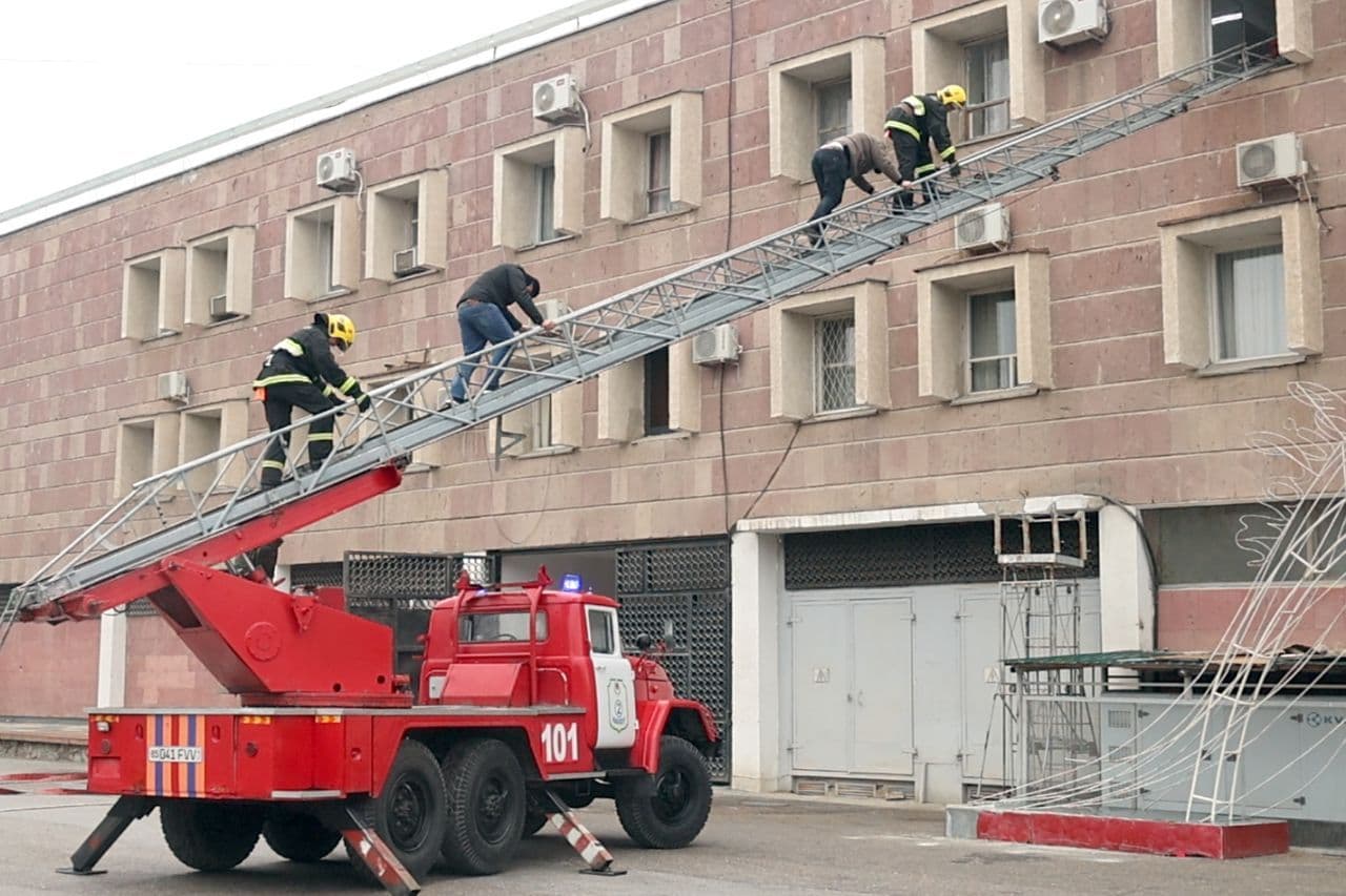 "Навоий кон-металлургия комбинати” АЖ ва "Навоийуран" ДК объектларида фавқулодда вазиятлар маркази ходимлари томонидан ва ҳамкор ташкилотлар билан биргаликда махсус-тактик ўқув машғулоти ўтказилди