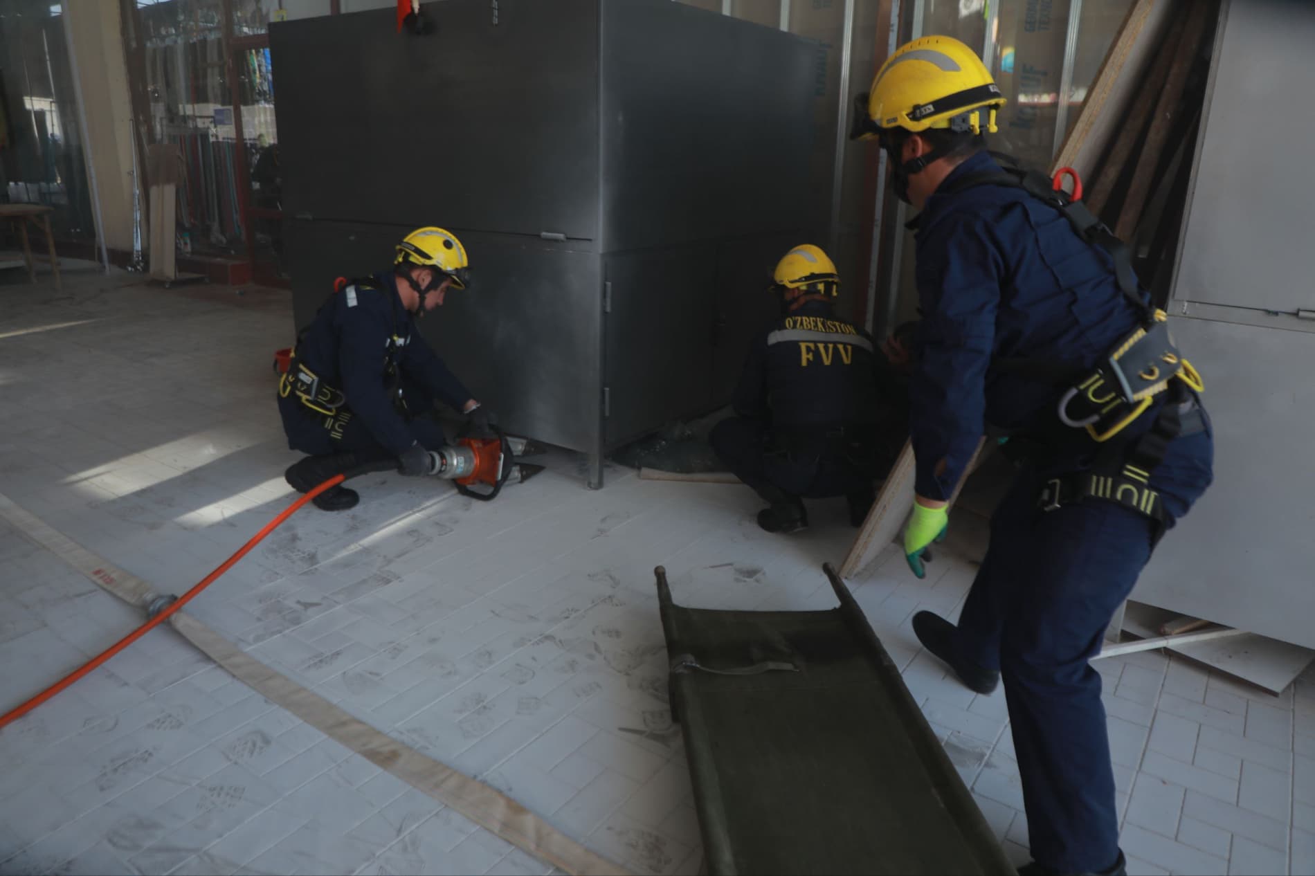 Сурхондарё вилояти ФВБ бошчилигида ҳамкорликдаги хизматлар билан Термиз шаҳрида жойлашган савдо комплексида махсус-тактик ўқув машғулоти ўтказилди