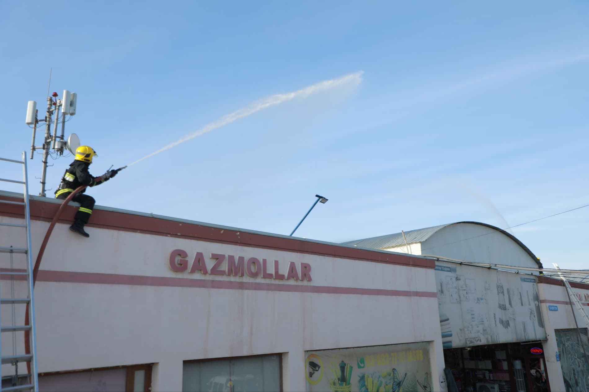 Сурхондарё вилояти ФВБ бошчилигида ҳамкорликдаги хизматлар билан Термиз шаҳрида жойлашган савдо комплексида махсус-тактик ўқув машғулоти ўтказилди