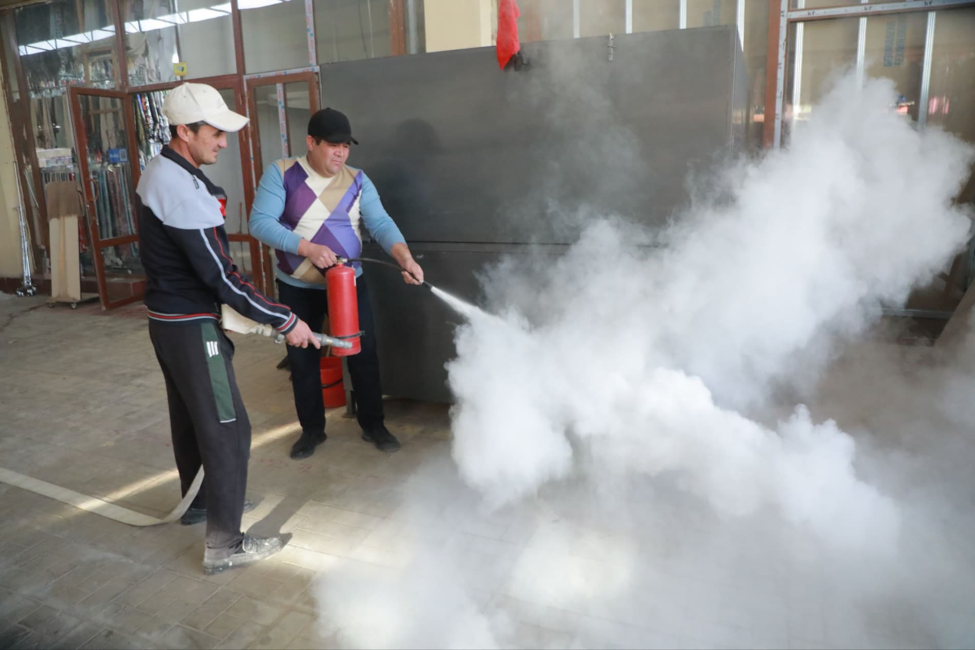 Сурхондарё вилояти ФВБ бошчилигида ҳамкорликдаги хизматлар билан Термиз шаҳрида жойлашган савдо комплексида махсус-тактик ўқув машғулоти ўтказилди