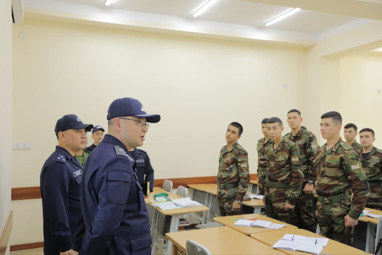 Фавқулодда вазиятлар вазири генерал-майор А.И. Икрамов Фавқулодда вазиятлар вазирлиги Академиясининг профессор-ўқитувчилари ва курсантлари билан суҳбатлашди