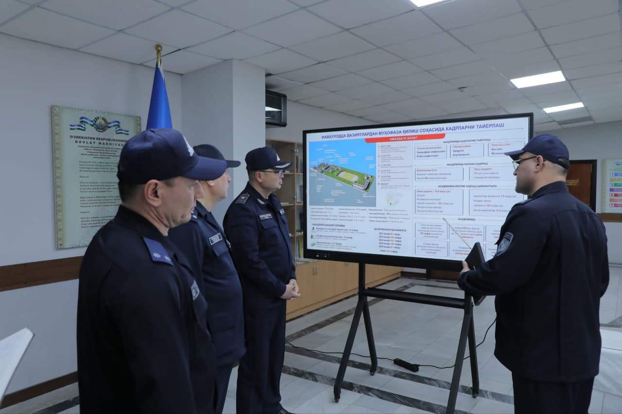 Фавқулодда вазиятлар вазири генерал-майор А.И. Икрамов Фавқулодда вазиятлар вазирлиги Академиясининг профессор-ўқитувчилари ва курсантлари билан суҳбатлашди