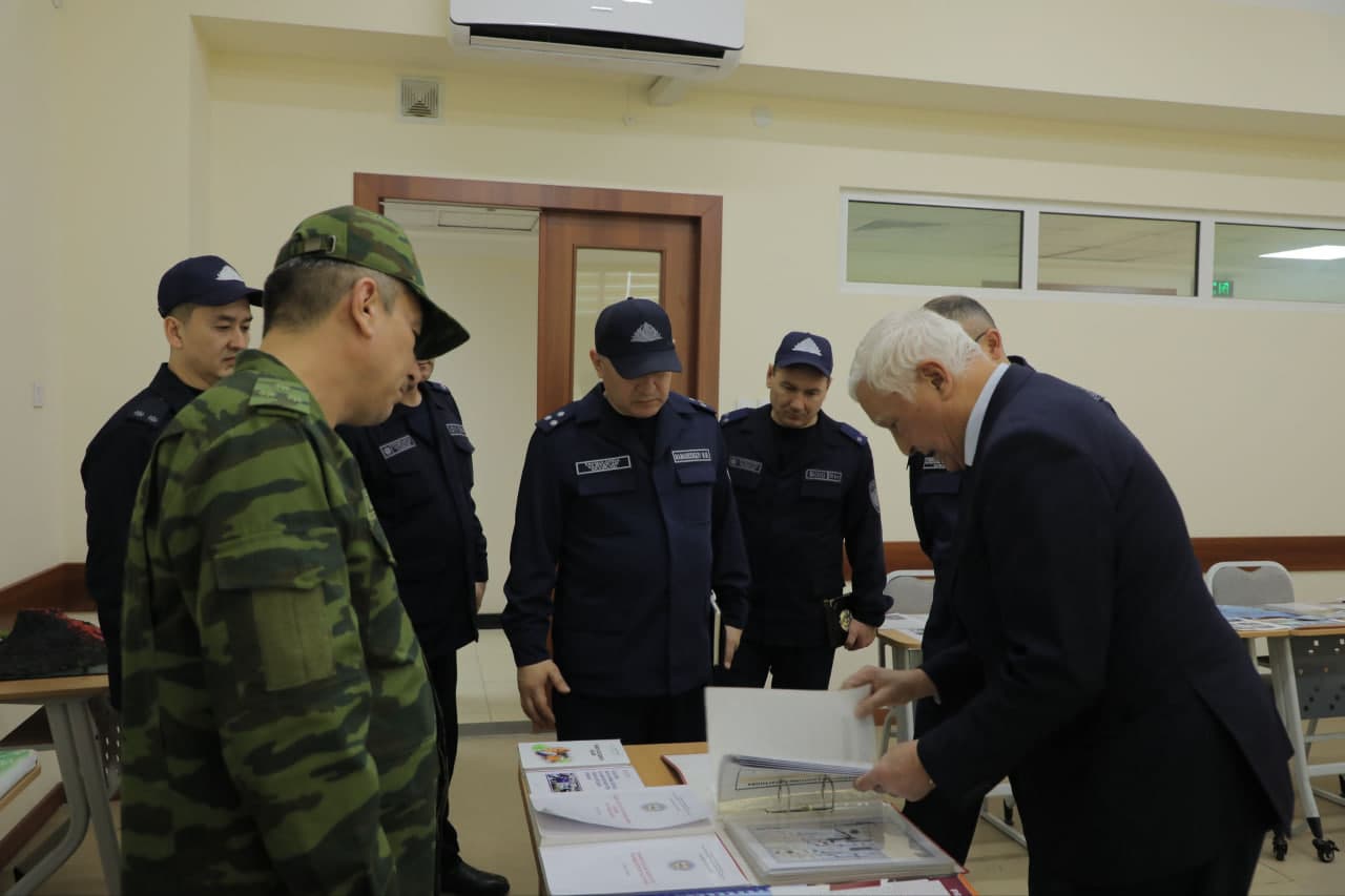 Фавқулодда вазиятлар вазири генерал-майор А.И. Икрамов Фавқулодда вазиятлар вазирлиги Академиясининг профессор-ўқитувчилари ва курсантлари билан суҳбатлашди